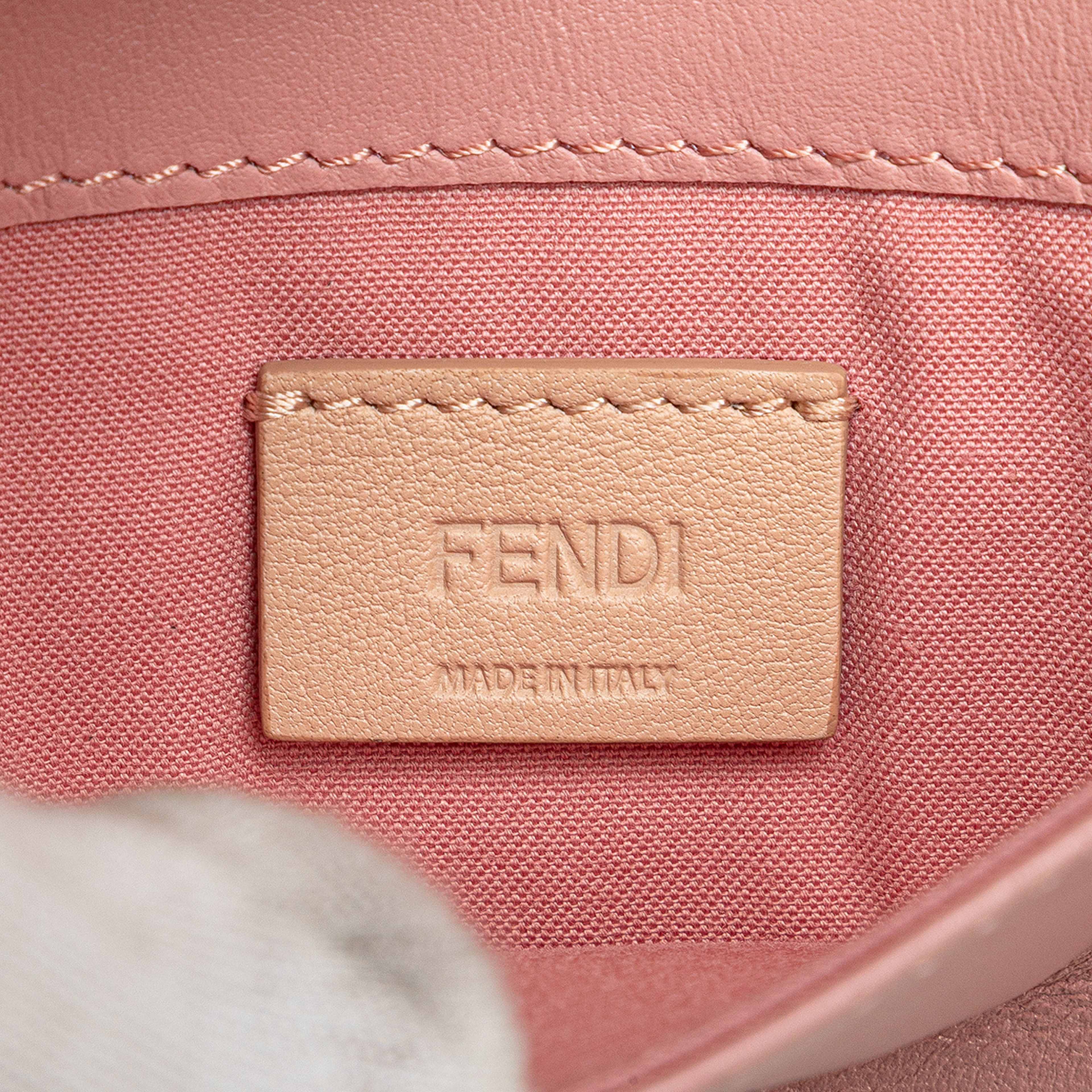 Fendi Leather Hypnoteyes Wallet On Chain, från Luxclusif, i färgen pink. Klicka för att öppna bilden i stort format