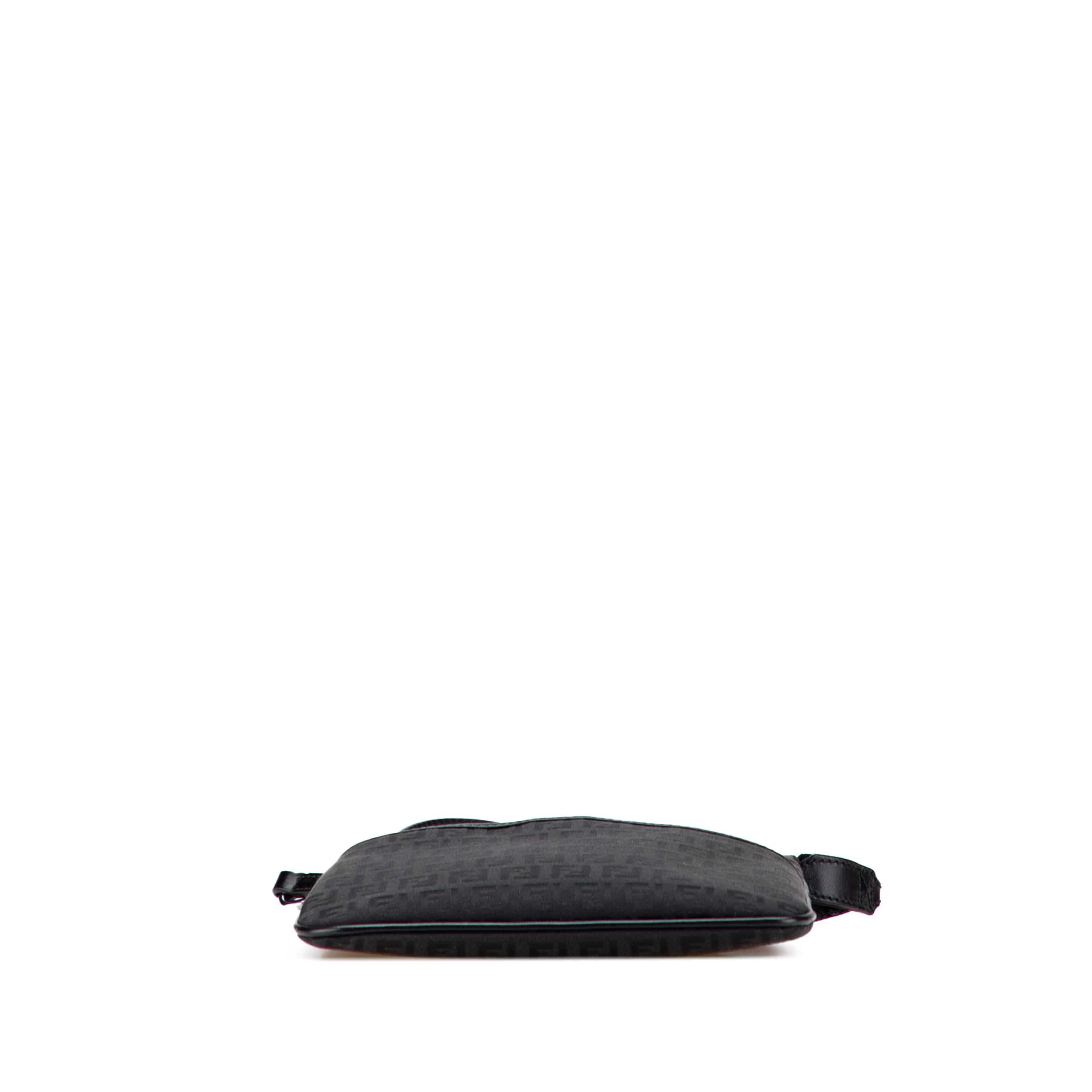 Fendi Zucchino Canvas Crossbody, från Luxclusif, i färgen svart. Klicka för att öppna bilden i stort format