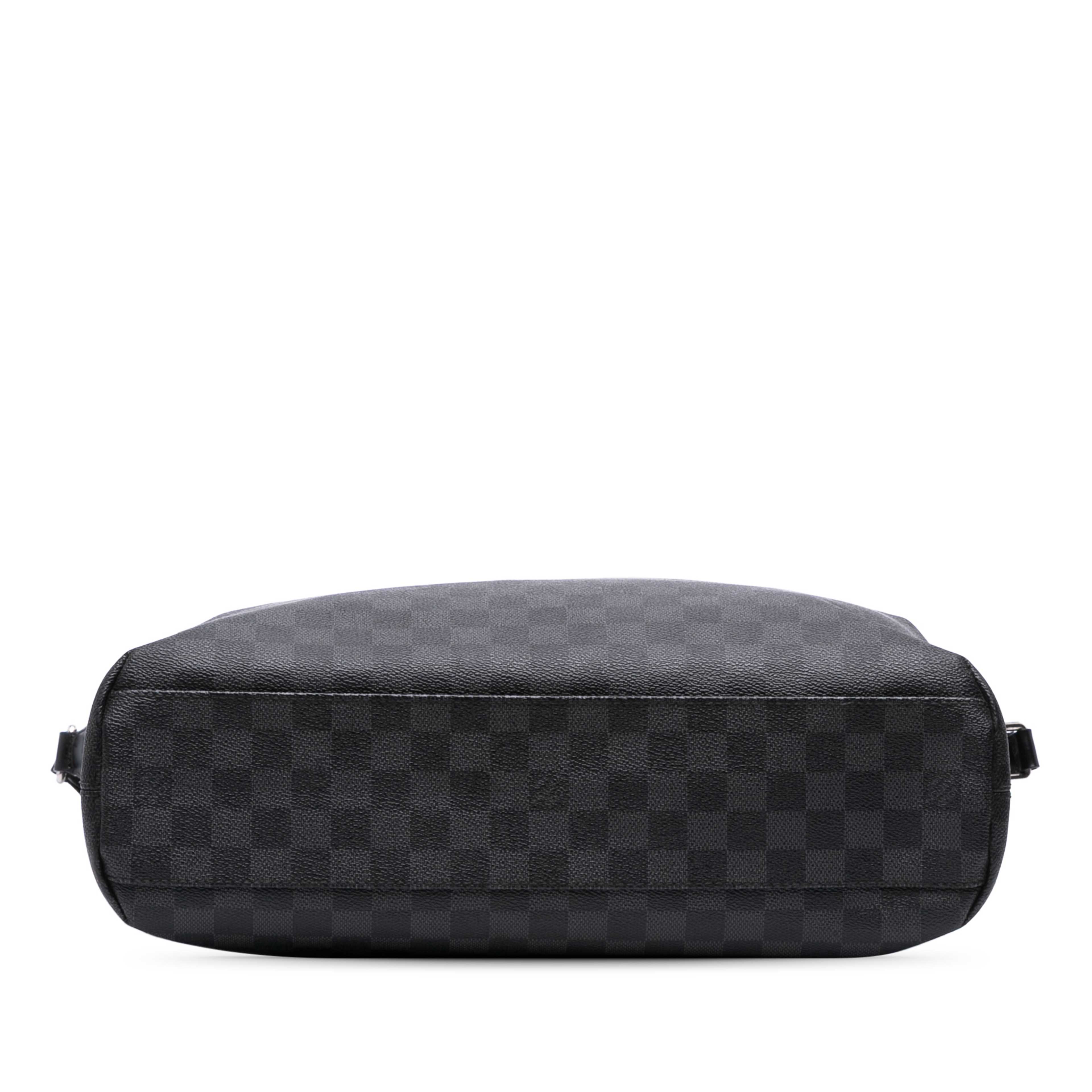Louis Vuitton Damier Graphite Mick Mm, från Luxclusif, i färgen black. Klicka för att öppna bilden i stort format