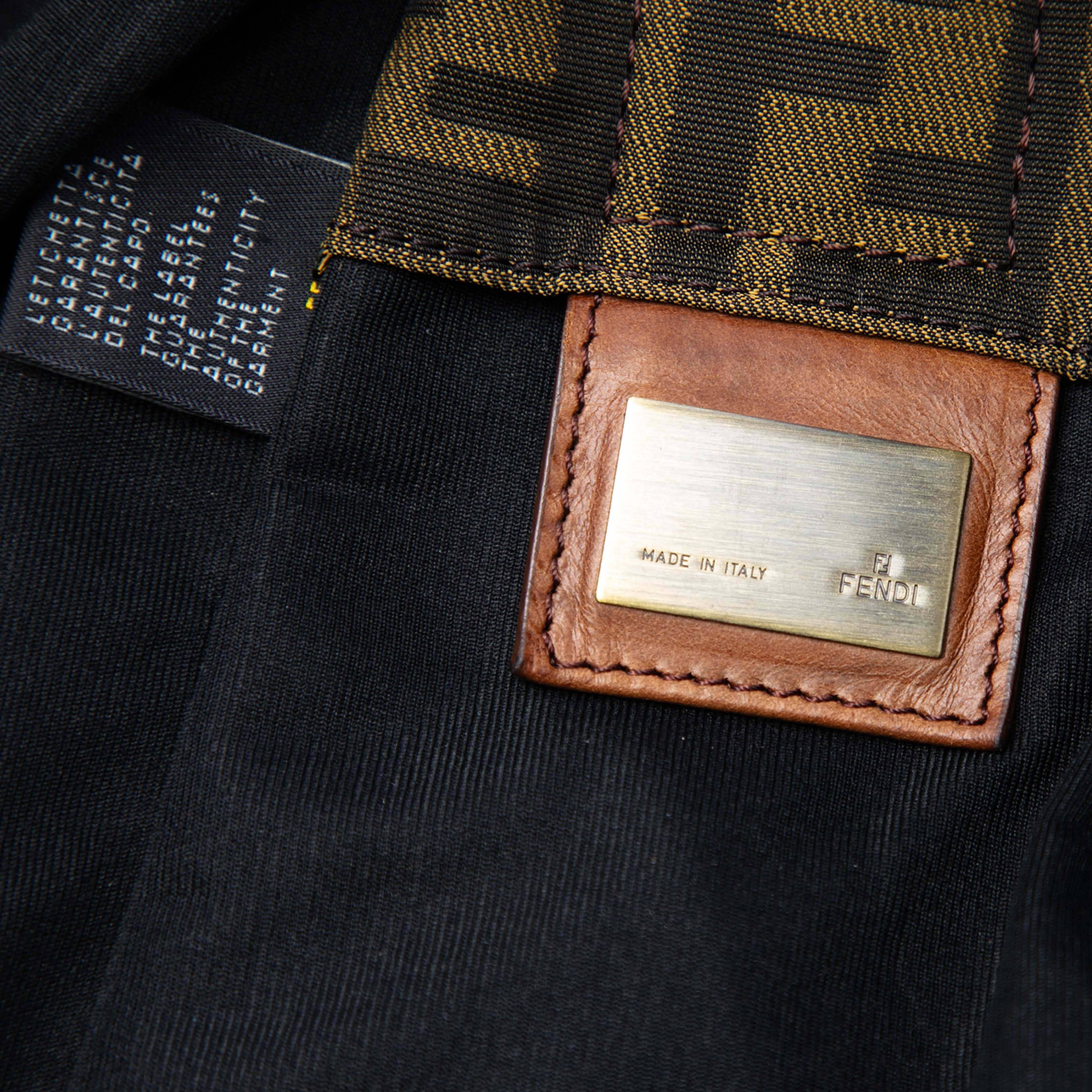 Fendi Zucca Canvas Crossbody, från Luxclusif, i färgen brun. Klicka för att öppna bilden i stort format
