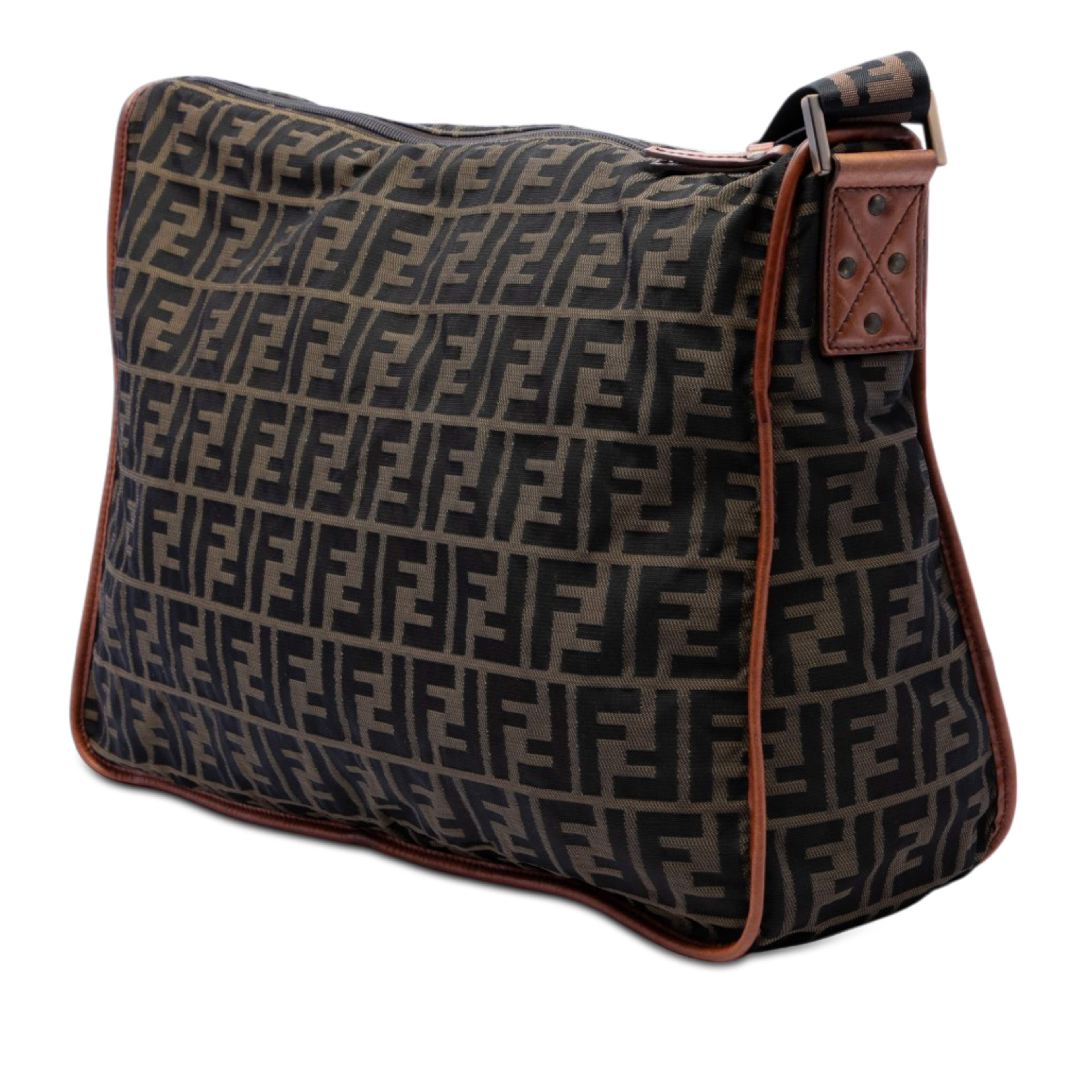 Fendi Zucca Canvas Crossbody, från Luxclusif, i färgen brun. Klicka för att öppna bilden i stort format