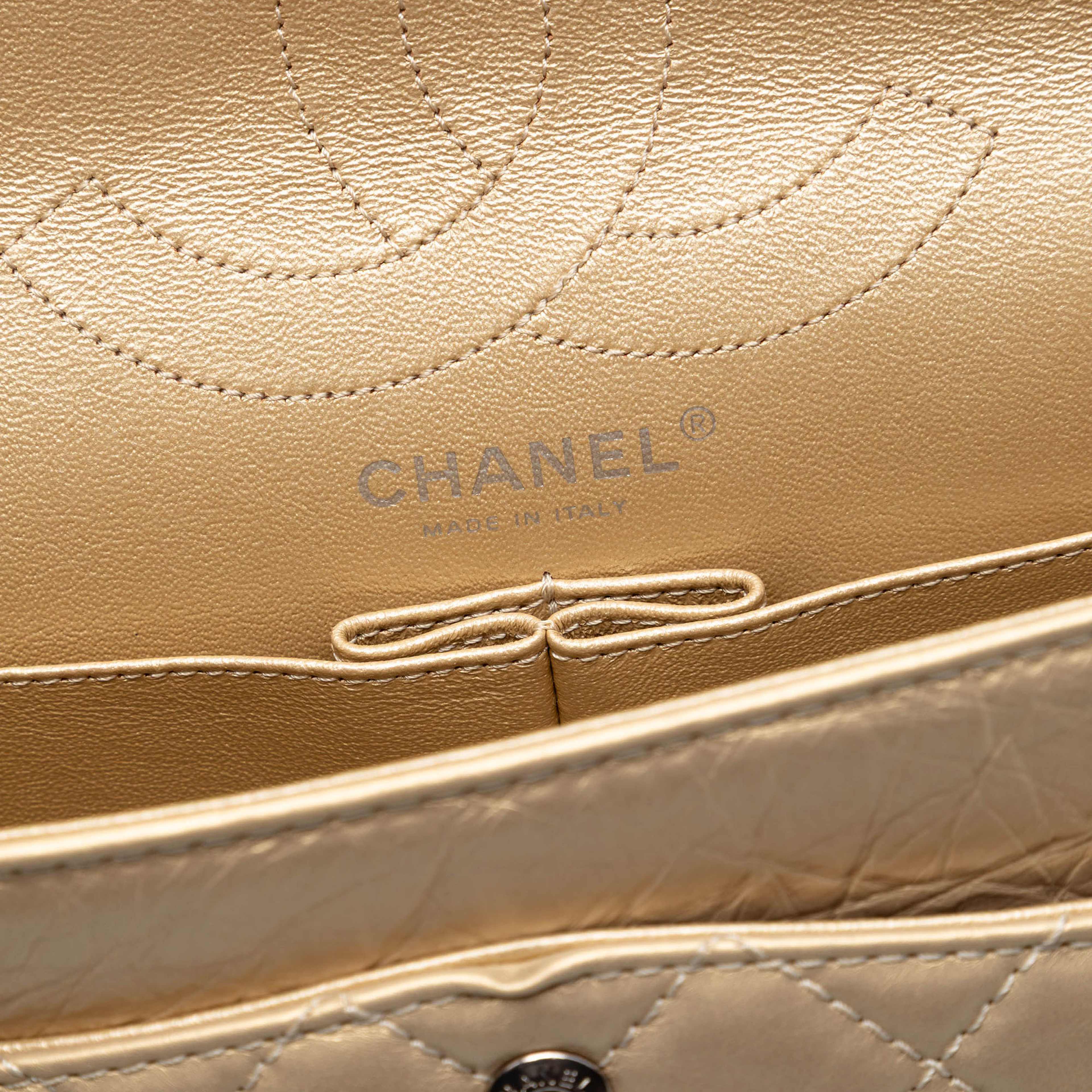 Chanel Quilted Metallic Aged Calfskin Reissue 2.55 Double Flap 226, från Luxclusif, i färgen gold. Klicka för att öppna bilden i stort format