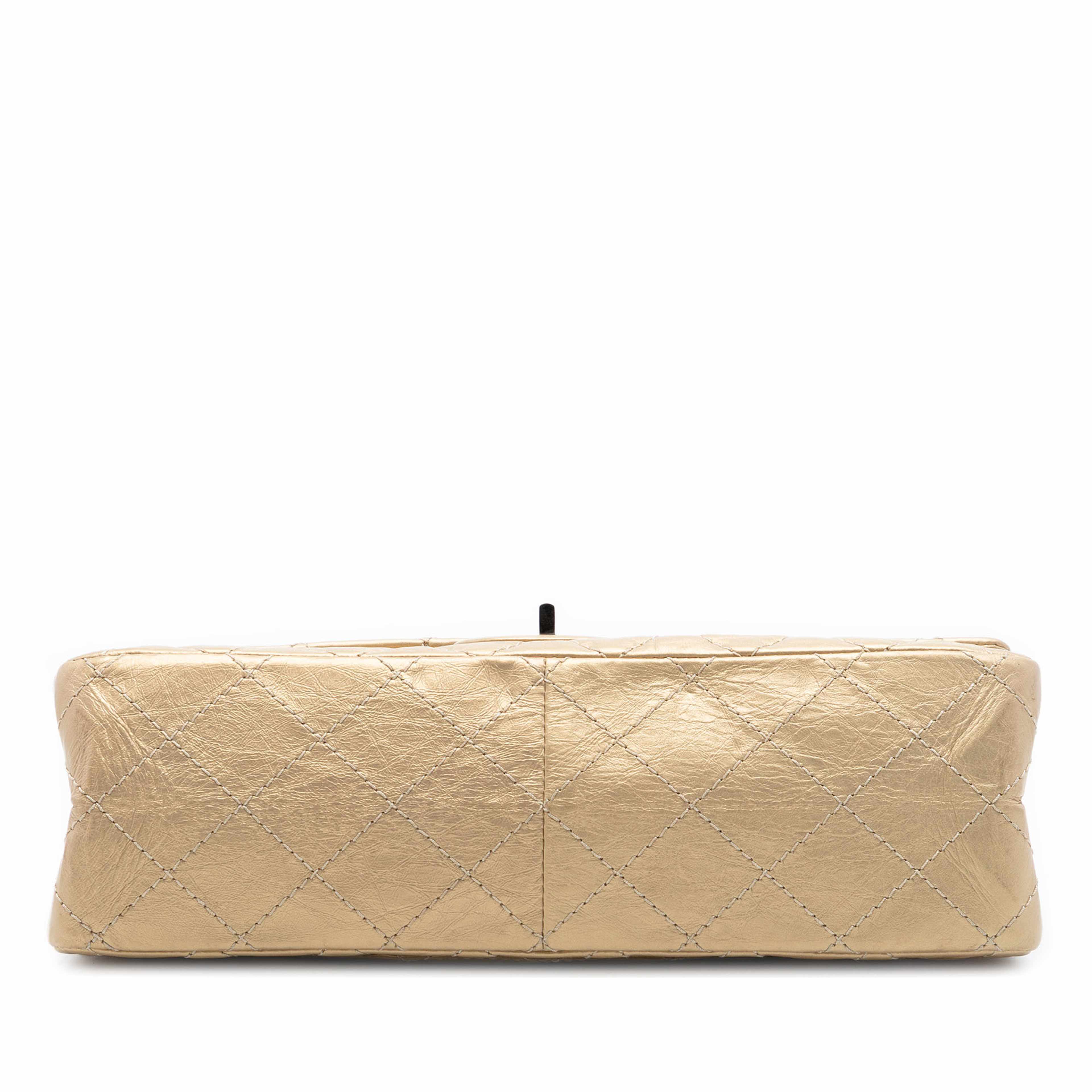 Chanel Quilted Metallic Aged Calfskin Reissue 2.55 Double Flap 226, från Luxclusif, i färgen gold. Klicka för att öppna bilden i stort format