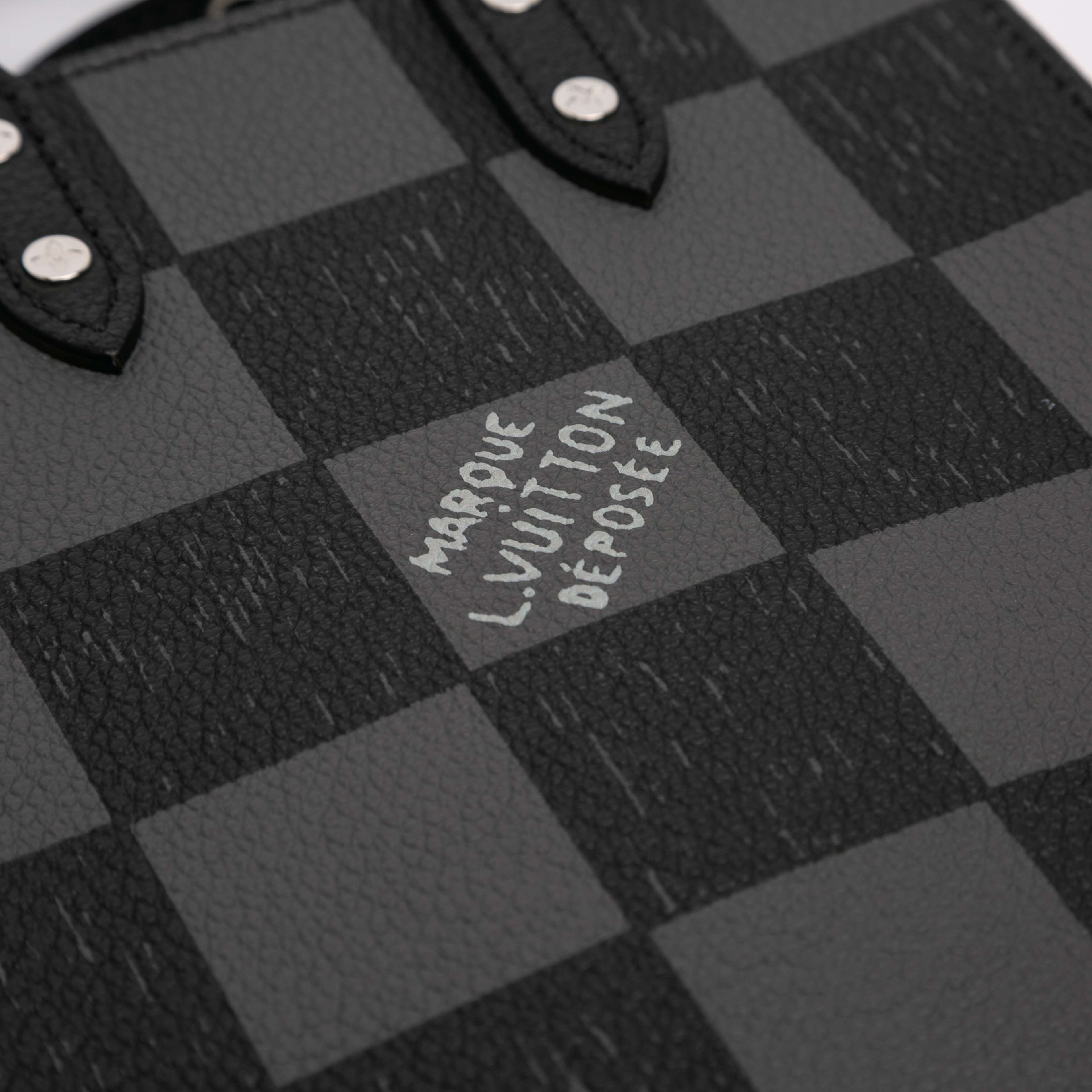 Louis Vuitton Damier Checkerboard Sac Plat Xs, från Luxclusif, i färgen black. Klicka för att öppna bilden i stort format