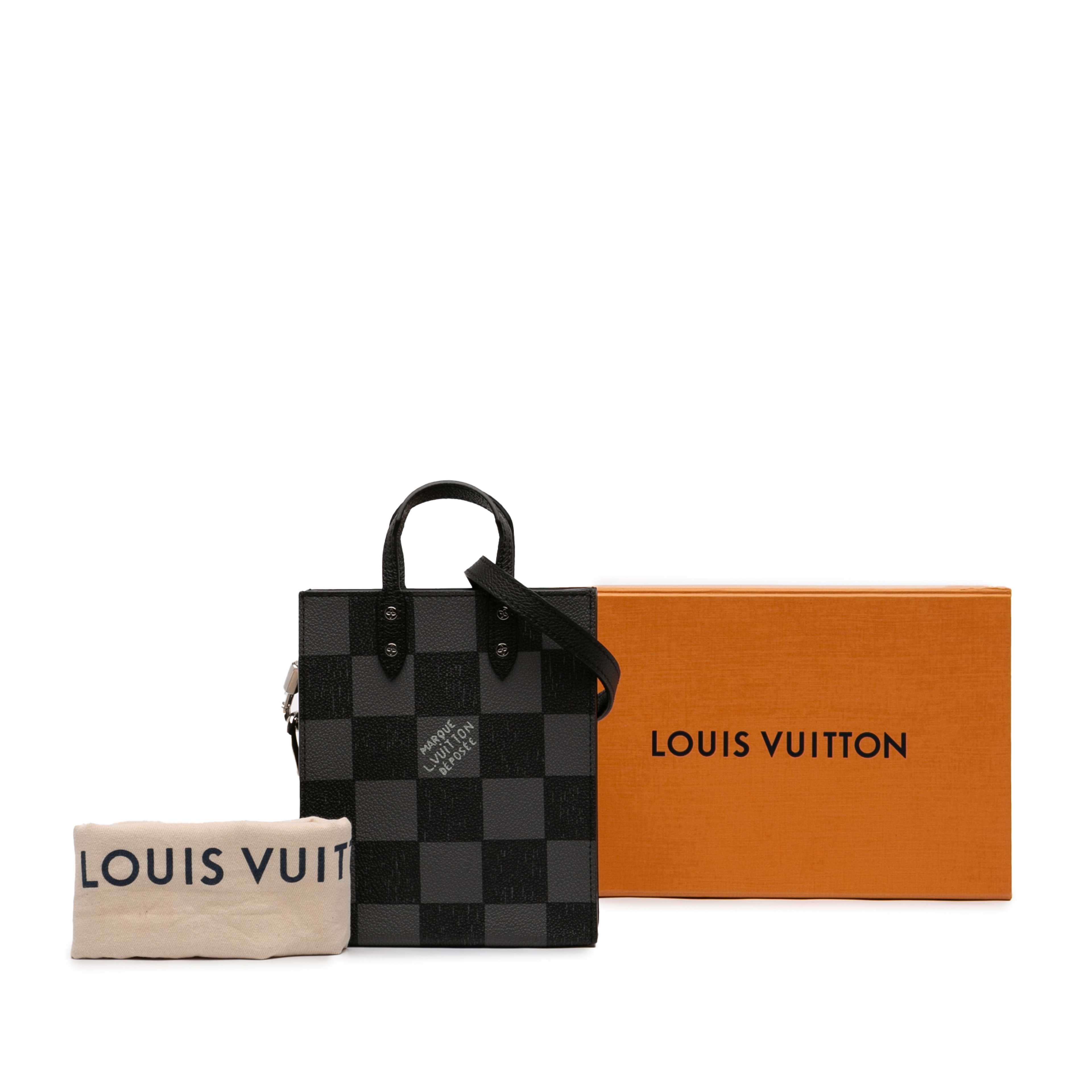 Louis Vuitton Damier Checkerboard Sac Plat Xs, från Luxclusif, i färgen svart. Klicka för att öppna bilden i stort format