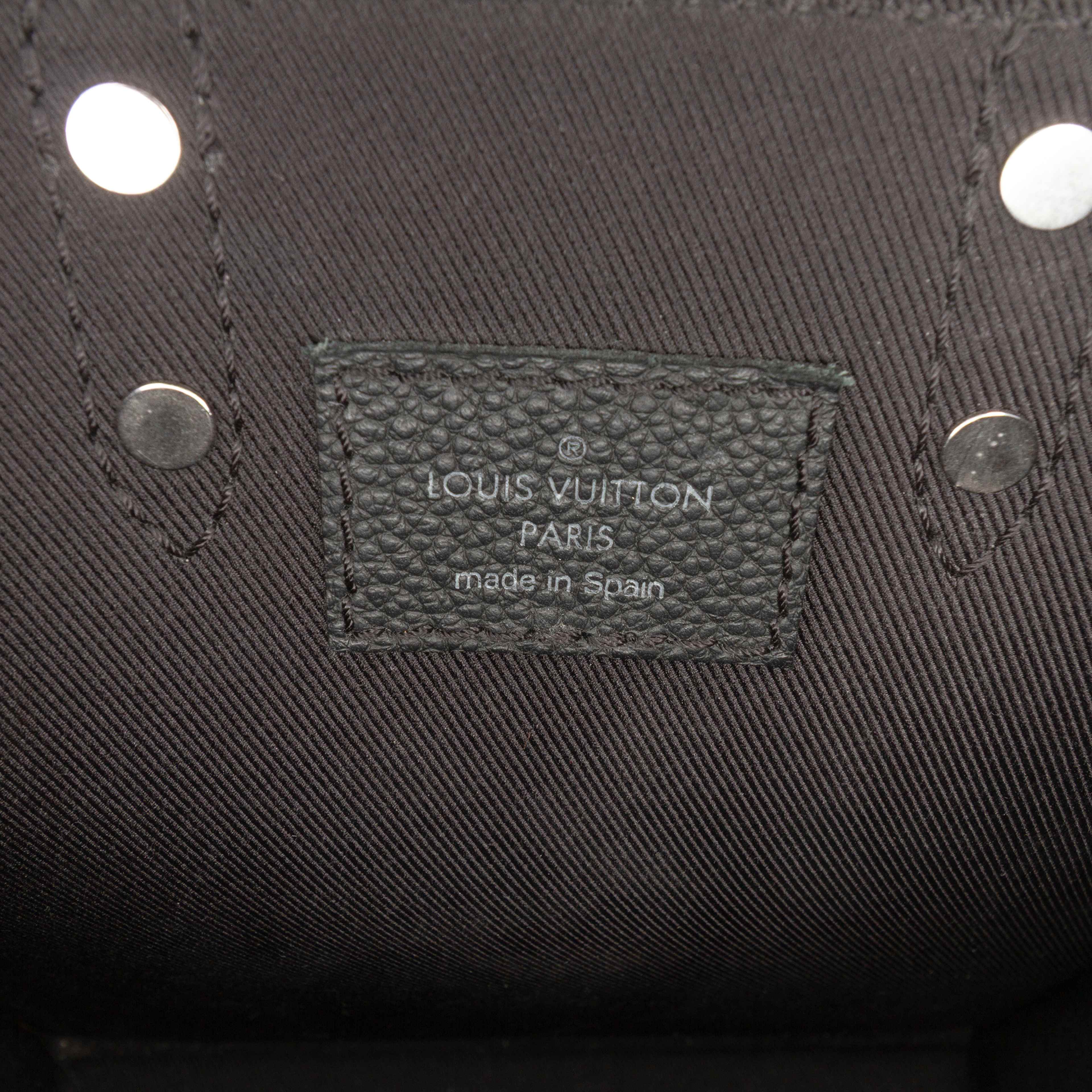 Louis Vuitton Damier Checkerboard Sac Plat Xs, från Luxclusif, i färgen black. Klicka för att öppna bilden i stort format