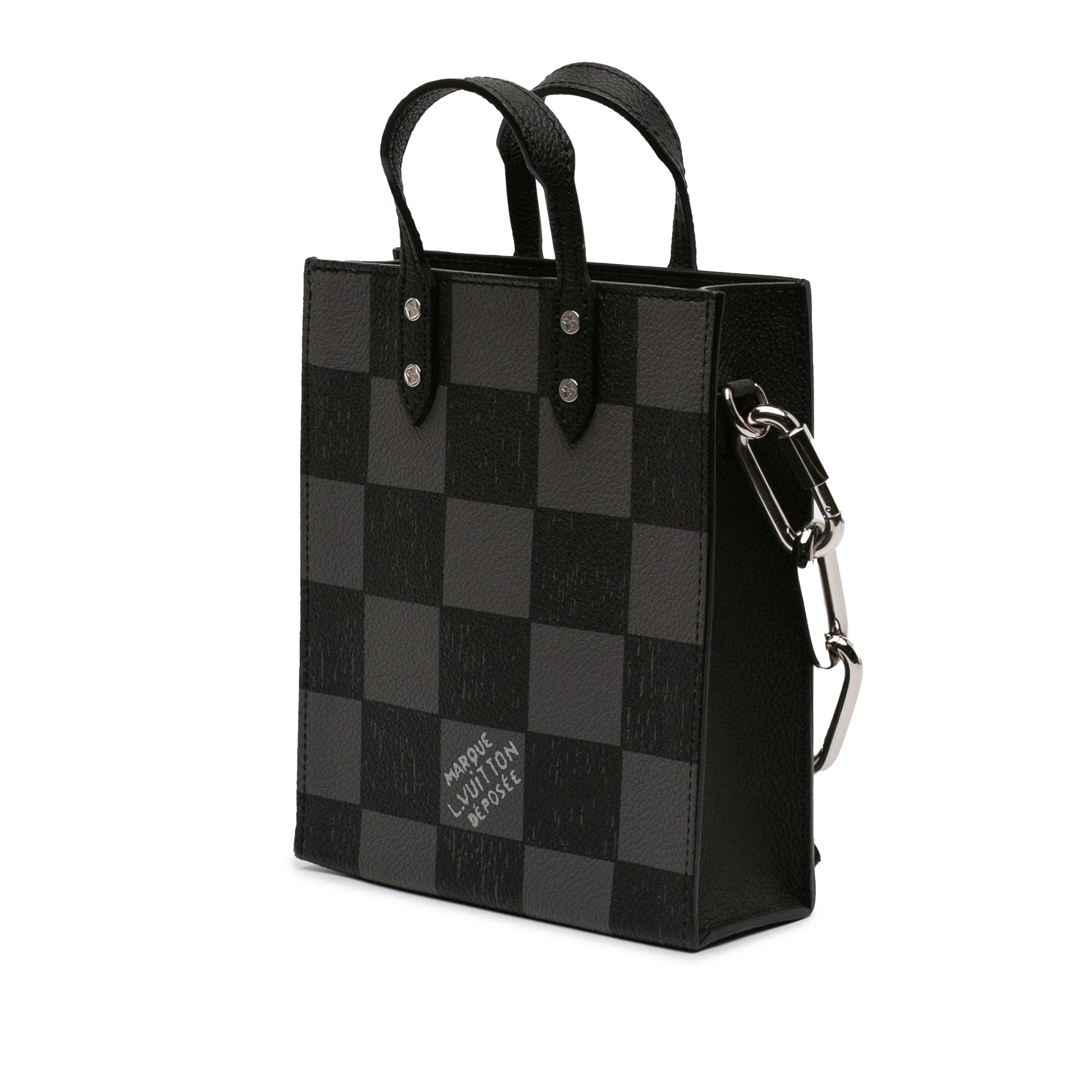 Louis Vuitton Damier Checkerboard Sac Plat Xs, från Luxclusif, i färgen svart. Klicka för att öppna bilden i stort format
