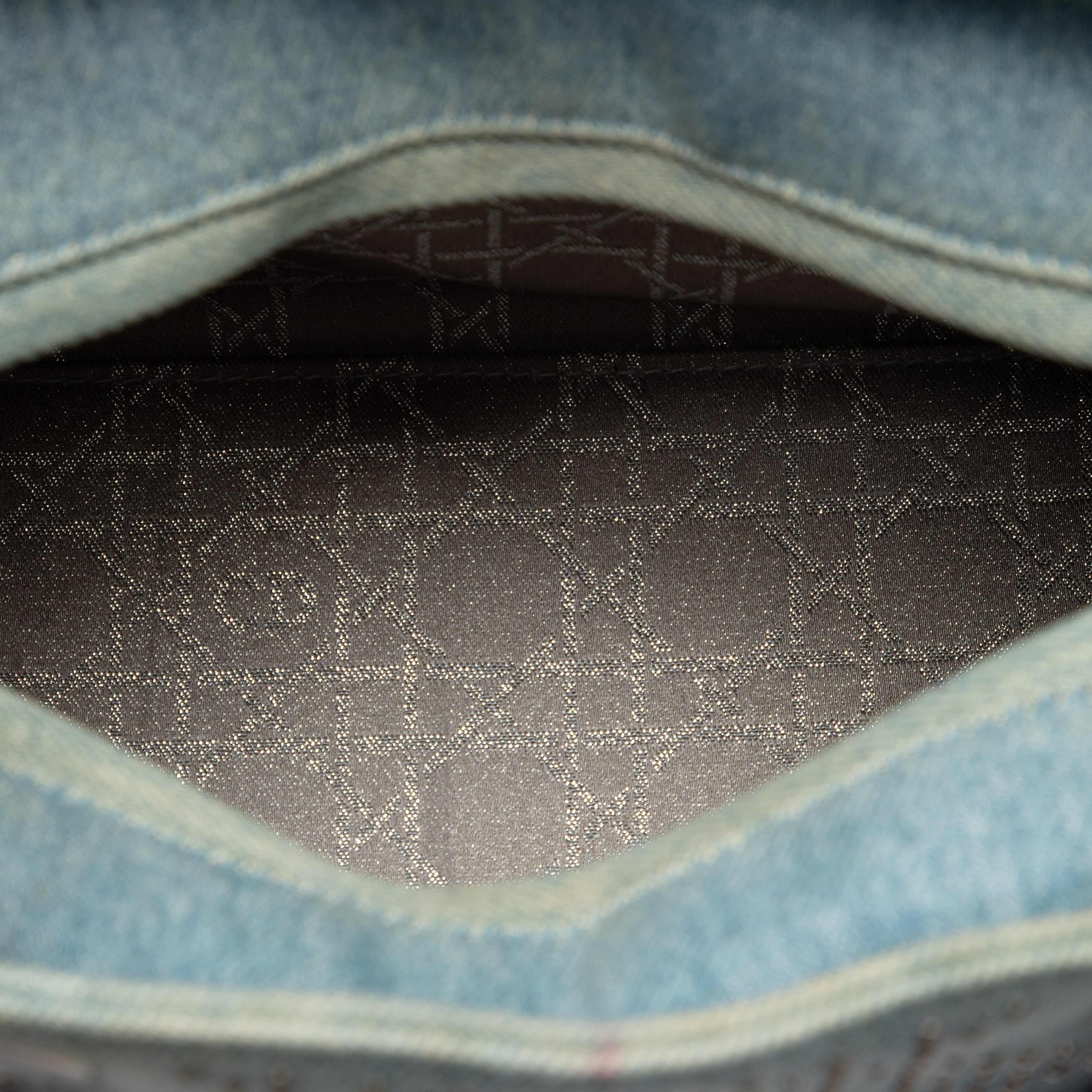 Dior Medium Denim Cannage Studded Lady Dior, från Luxclusif, i färgen denim. Klicka för att öppna bilden i stort format