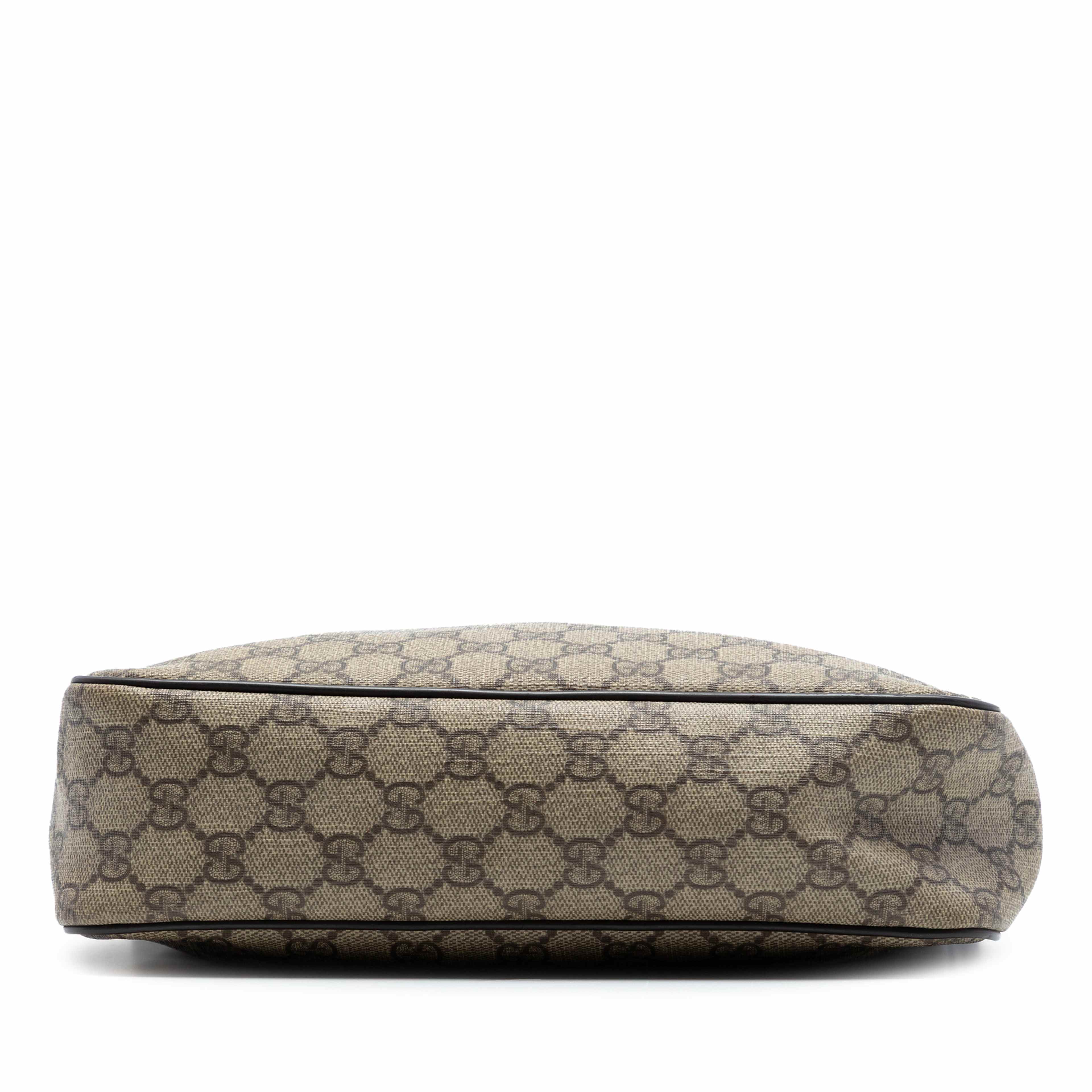 Gucci Gg Supreme Crossbody, från Luxclusif, i färgen beige. Klicka för att öppna bilden i stort format