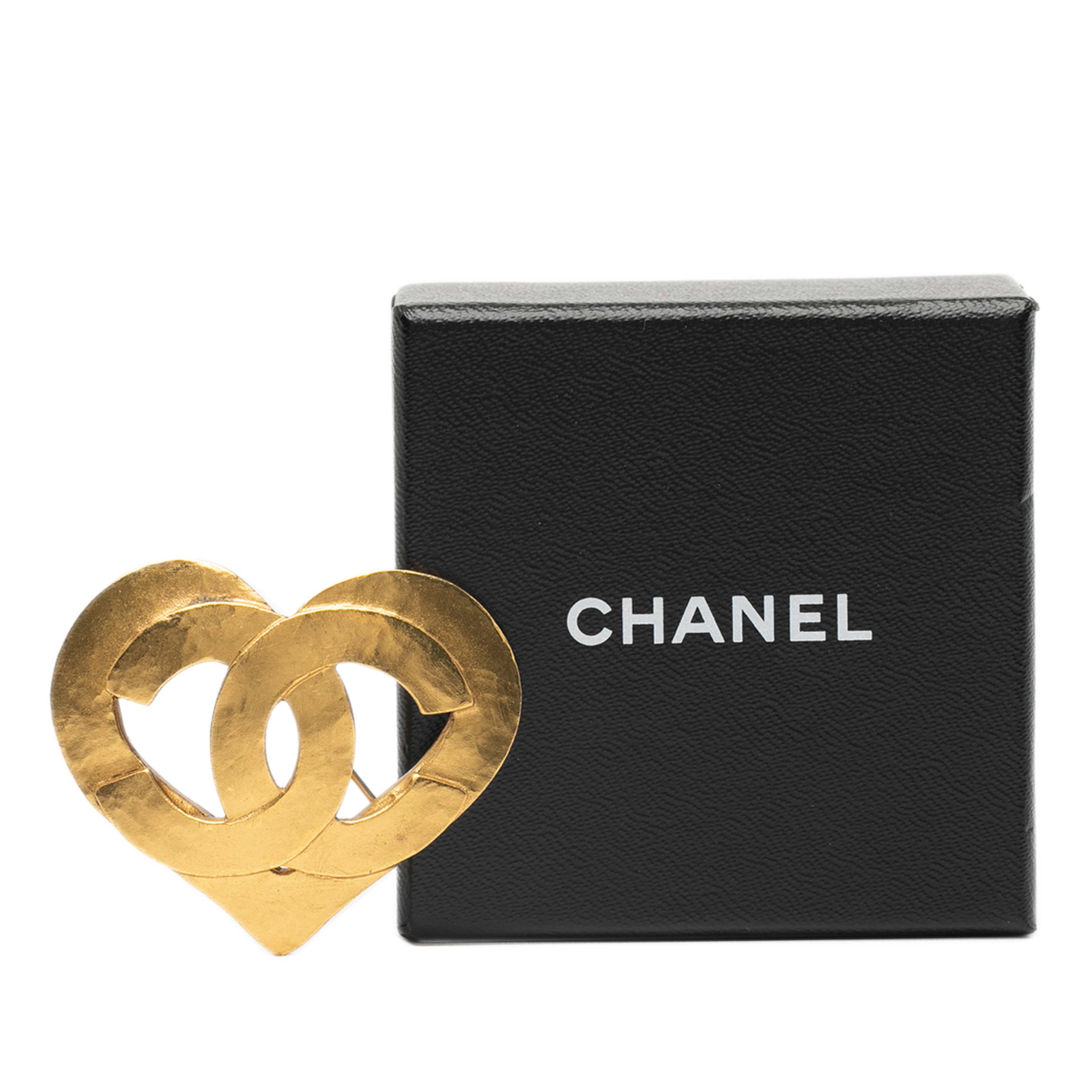 Chanel Gold Plated Cc Heart Brooch, från Luxclusif, i färgen gold. Klicka för att öppna bilden i stort format
