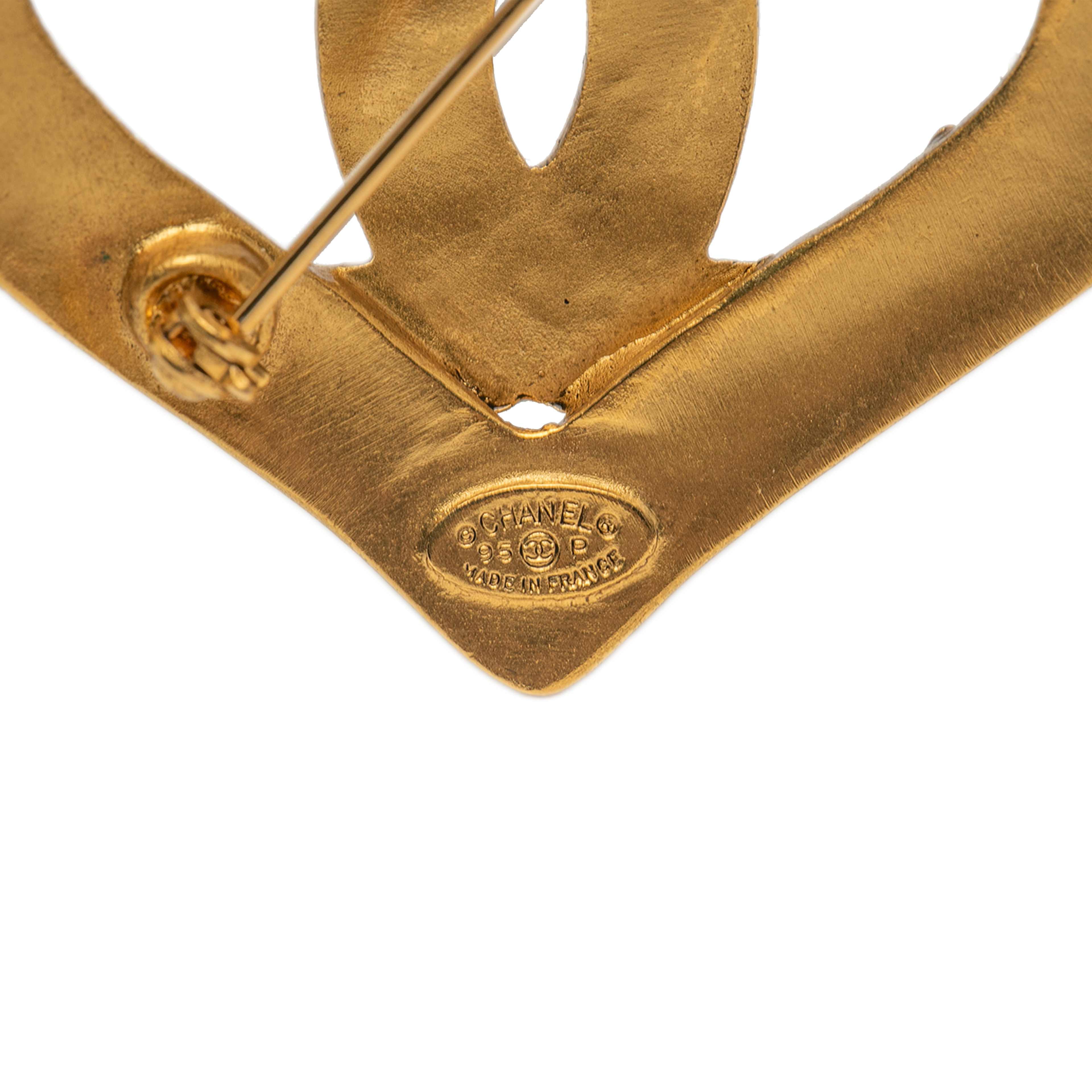 Chanel Gold Plated Cc Heart Brooch, från Luxclusif, i färgen gold. Klicka för att öppna bilden i stort format