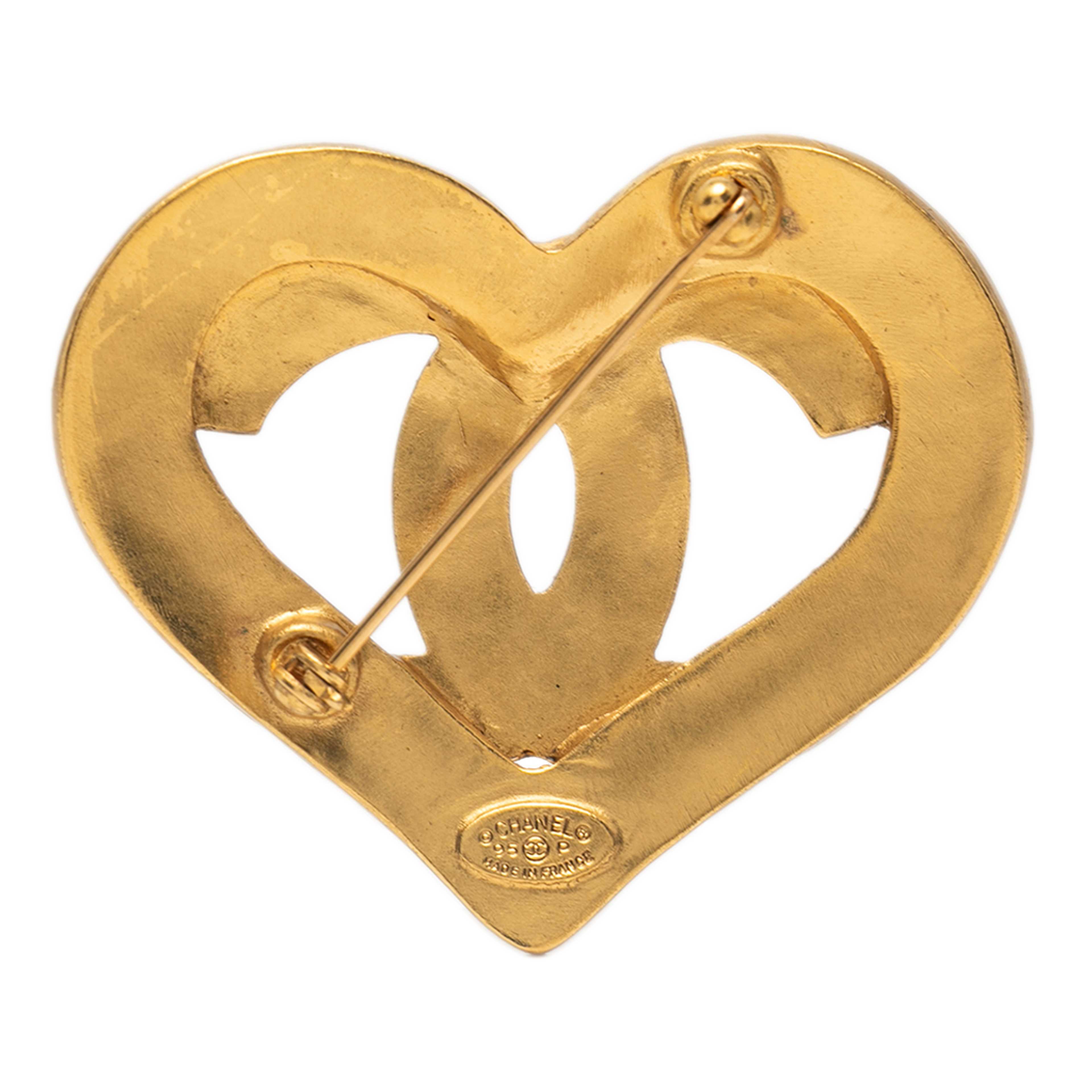 Chanel Gold Plated Cc Heart Brooch, från Luxclusif, i färgen gold. Klicka för att öppna bilden i stort format