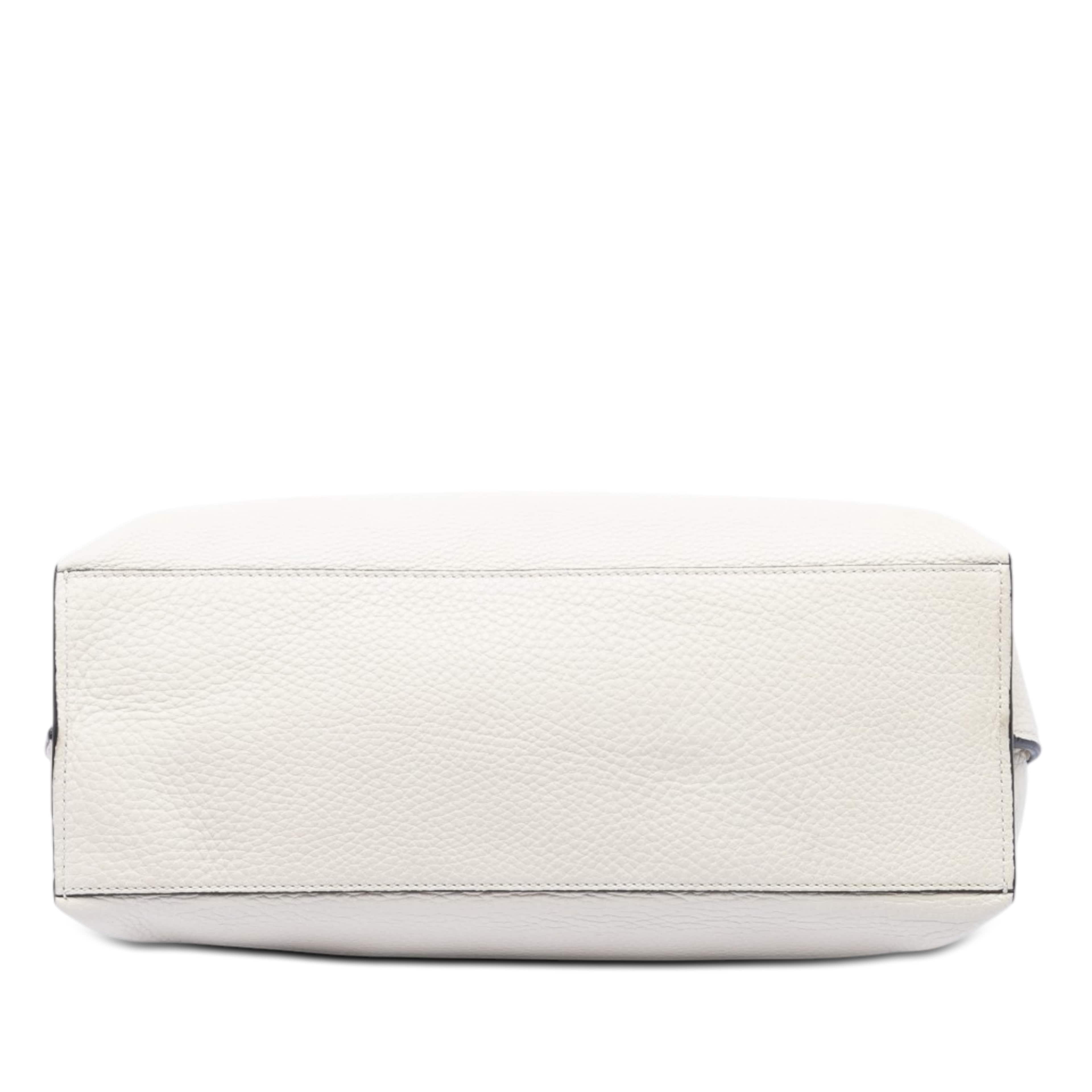 Gucci Medium Calfskin Bamboo Daily Satchel, från Luxclusif, i färgen vit. Klicka för att öppna bilden i stort format