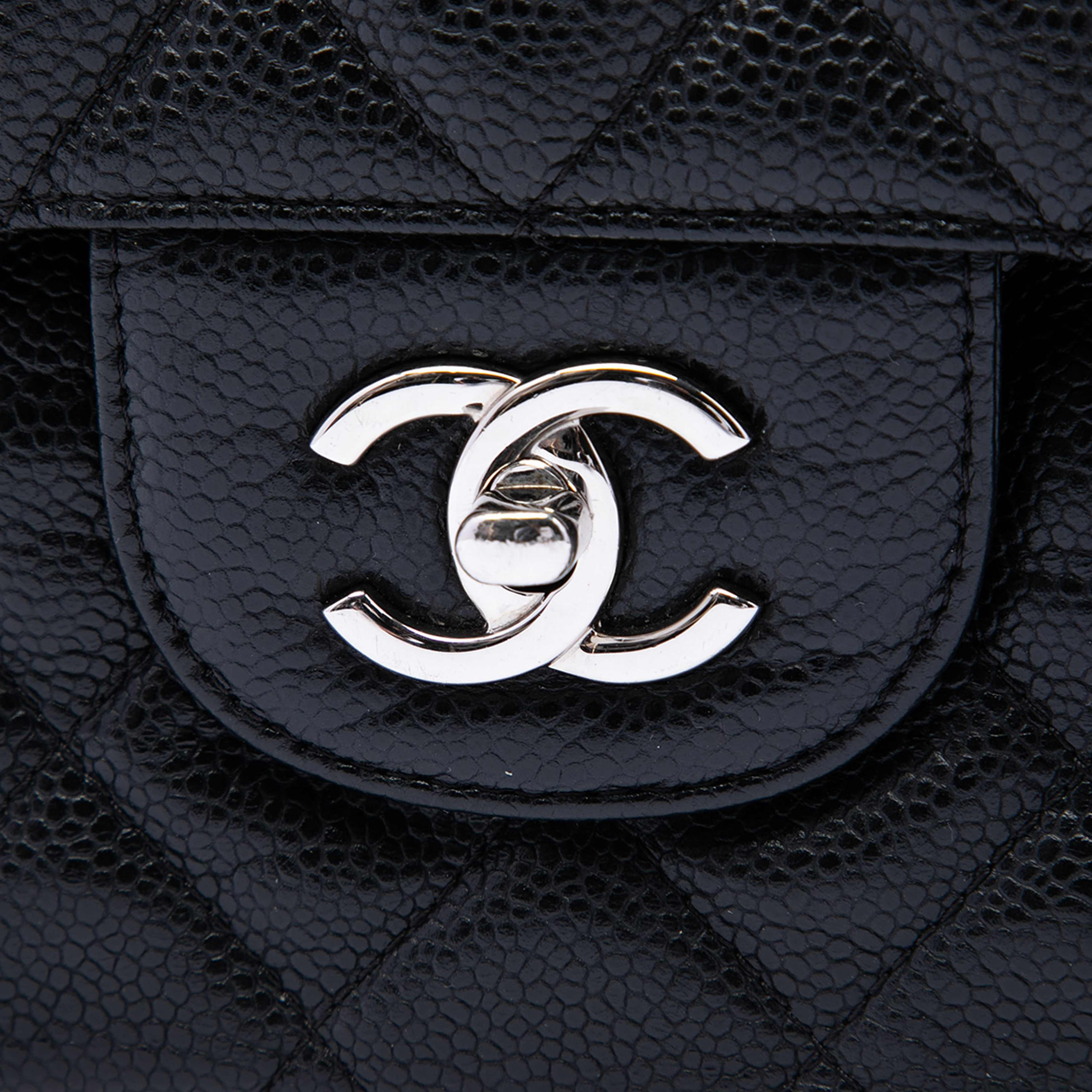 Chanel Jumbo Classic Caviar Double Flap, från Luxclusif, i färgen svart. Klicka för att öppna bilden i stort format