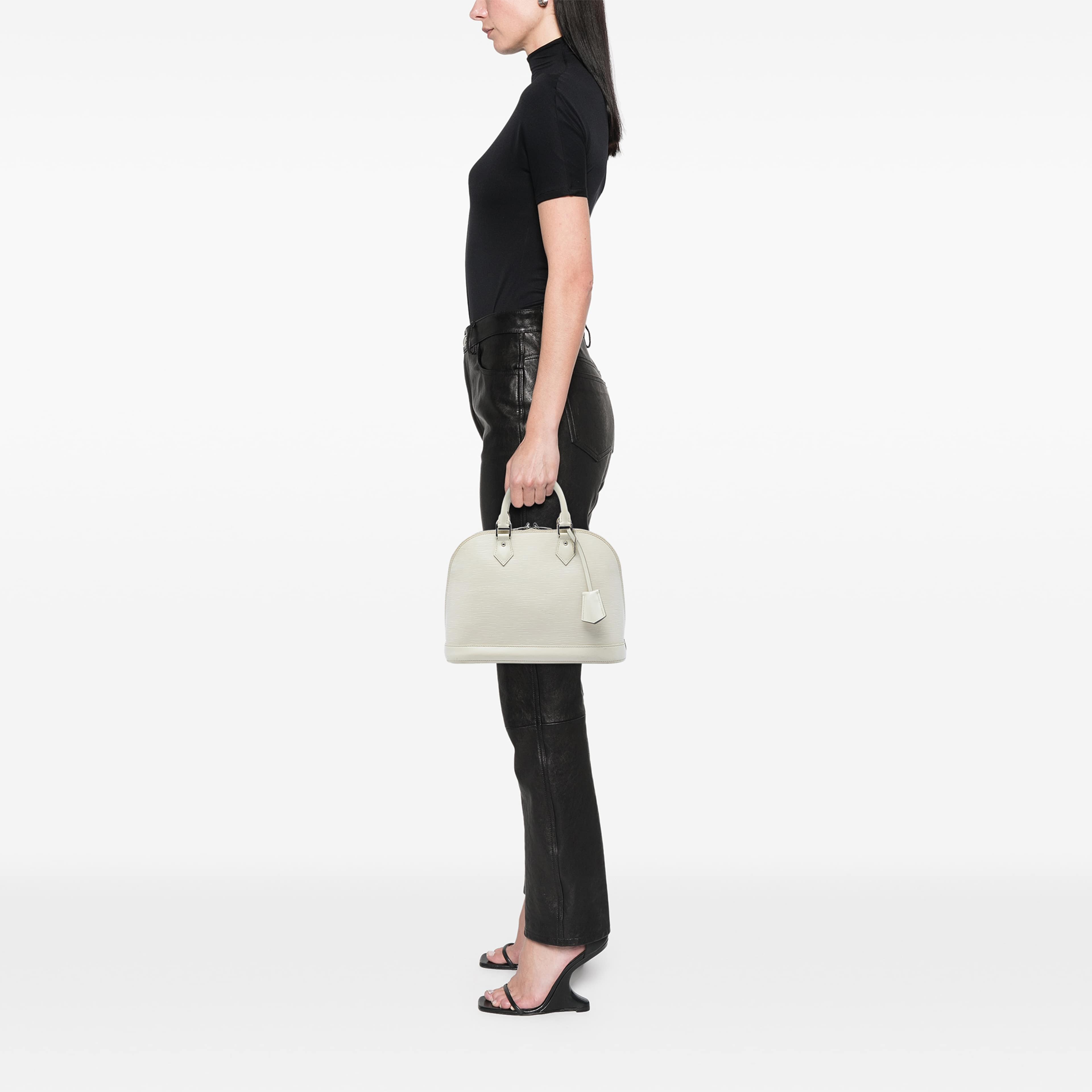 Louis Vuitton Epi Alma Pm, från Luxclusif, i färgen vit. Klicka för att öppna bilden i stort format