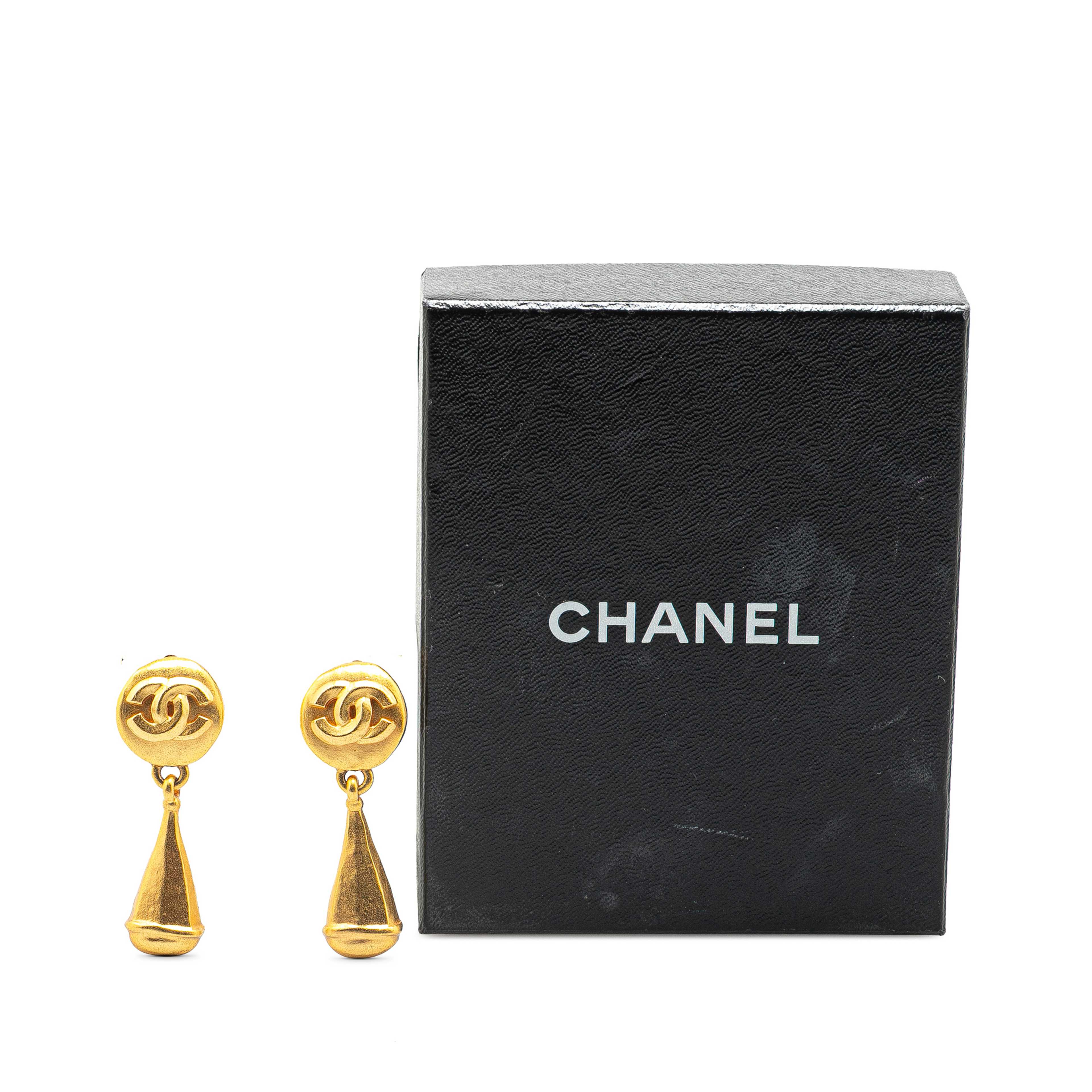 Chanel Gold Plated Cc Teardrop Clip On Earrings, från Luxclusif, i färgen gold. Klicka för att öppna bilden i stort format