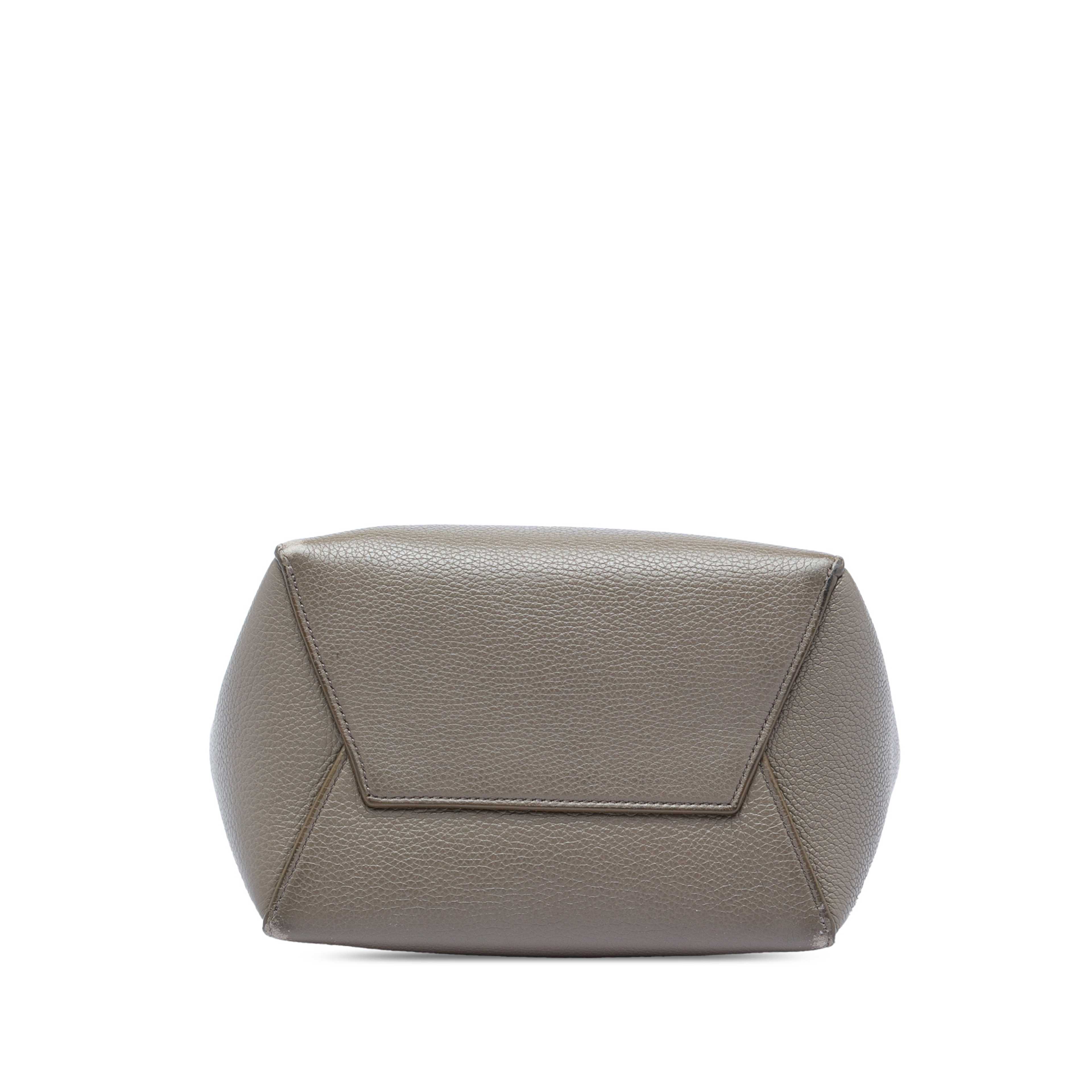 Celine Small Soft Grained Calfskin Seau Sangle Bucket Bag, från Luxclusif, i färgen grå. Klicka för att öppna bilden i stort format