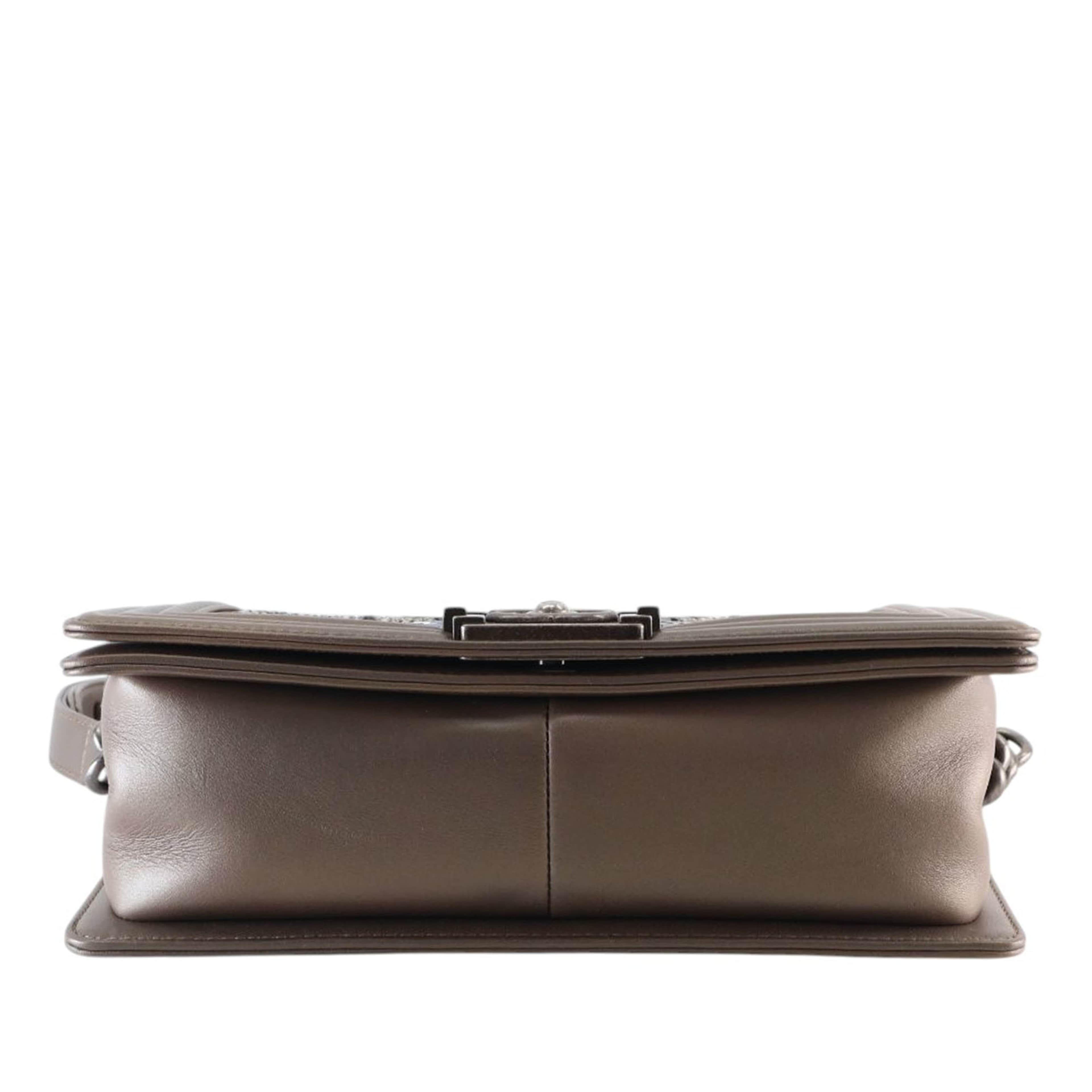 Chanel Old Medium Metallic Goatskin Crystal Boy Flap, från Luxclusif, i färgen taupe. Klicka för att öppna bilden i stort format