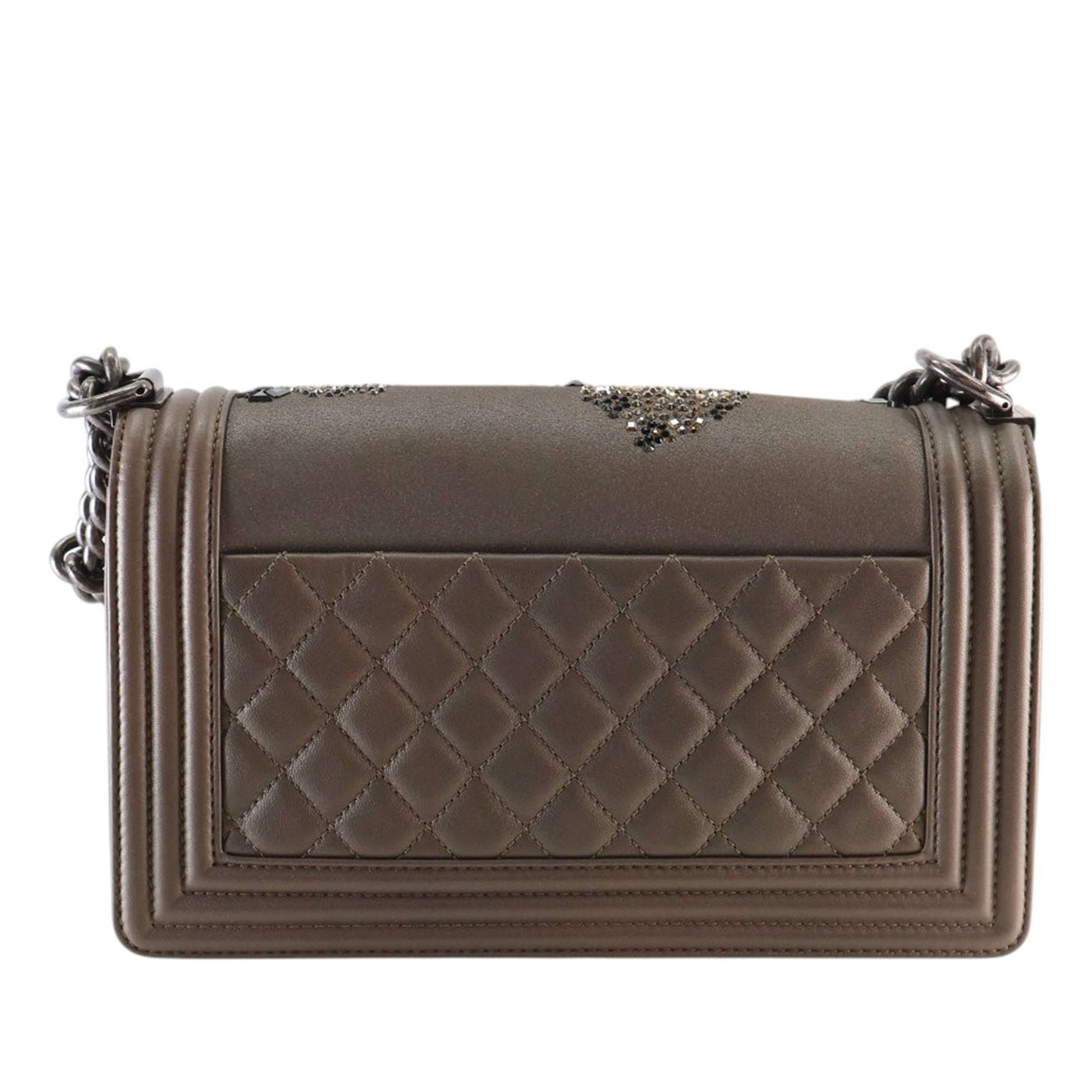 Chanel Old Medium Metallic Goatskin Crystal Boy Flap, från Luxclusif, i färgen taupe. Klicka för att öppna bilden i stort format