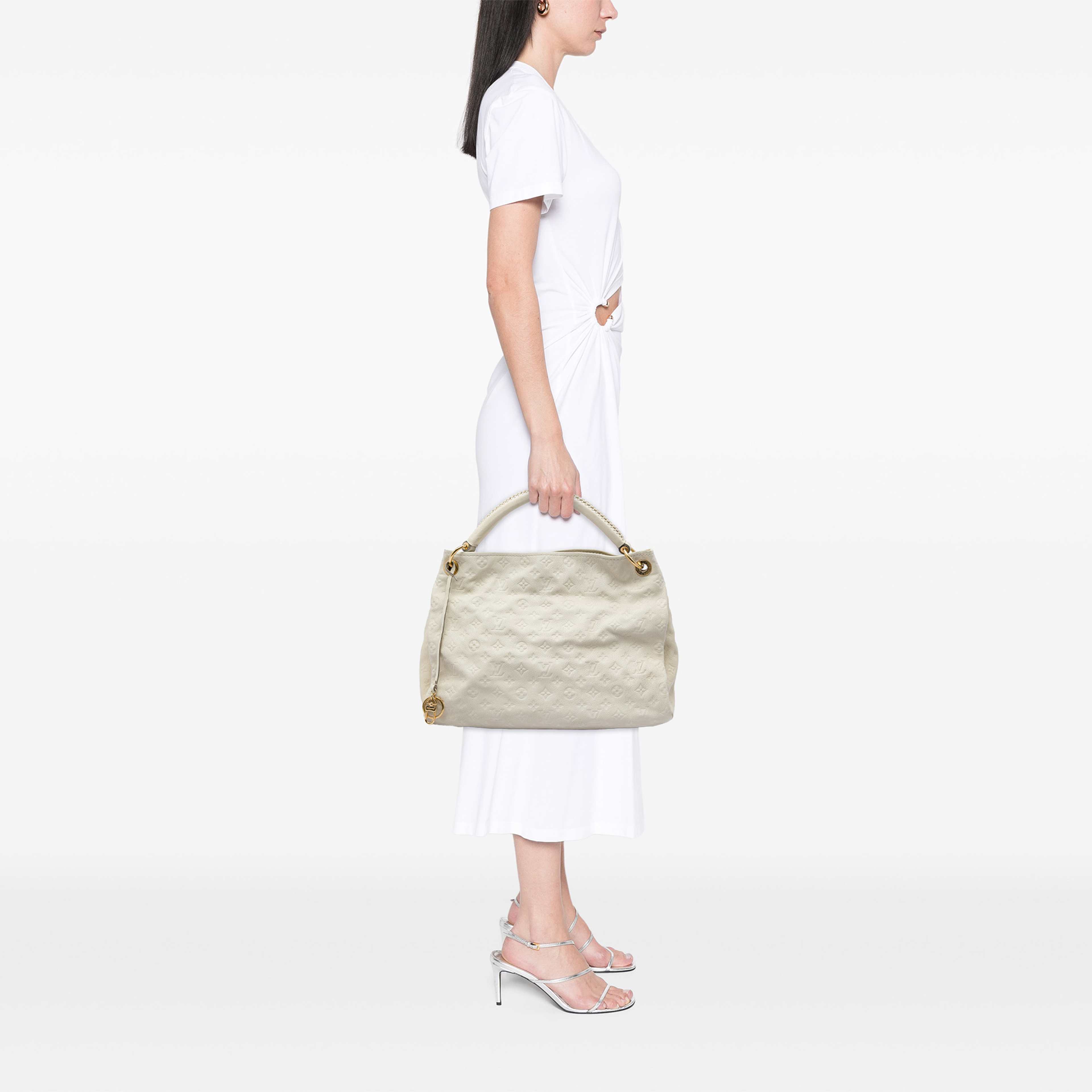 Louis Vuitton Monogram Empreinte Artsy Mm, från Luxclusif, i färgen vit. Klicka för att öppna bilden i stort format