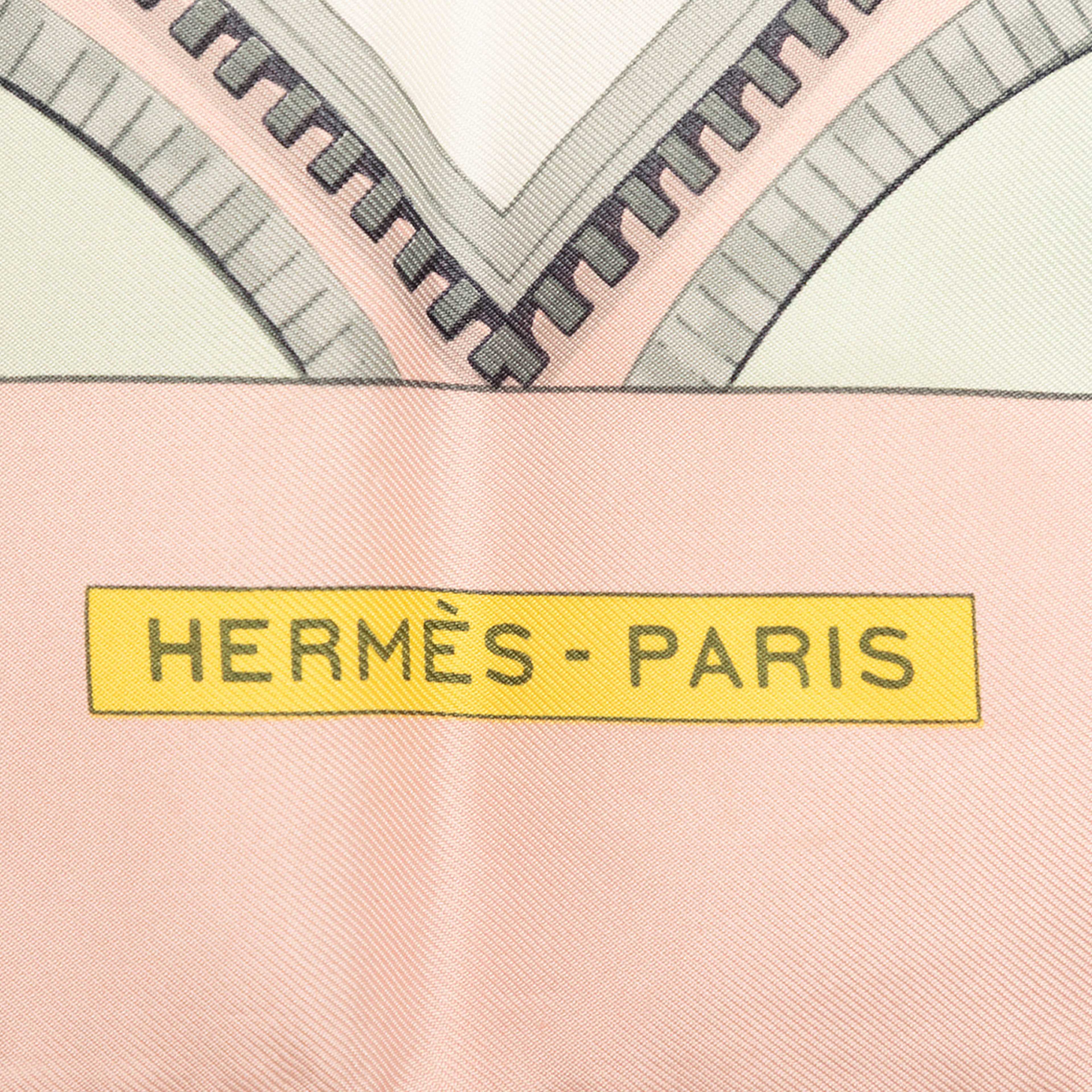 Hermès Bordeaux Porte Oceane Silk Scarf 90, från Luxclusif, i färgen rosa. Klicka för att öppna bilden i stort format