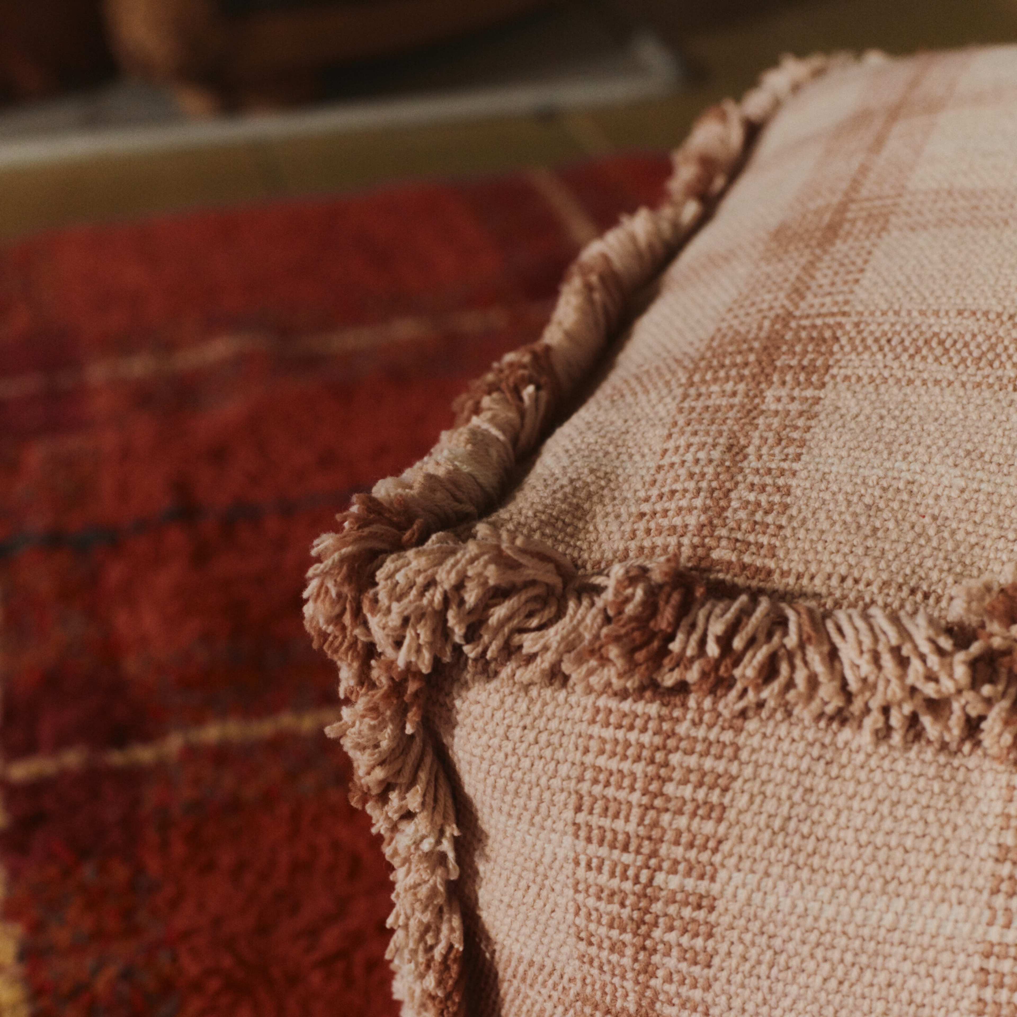 Handvävd Puff, från LORENA CANALS, i färgen ros, kastanj, naturlig. Klicka för att öppna bilden i stort format