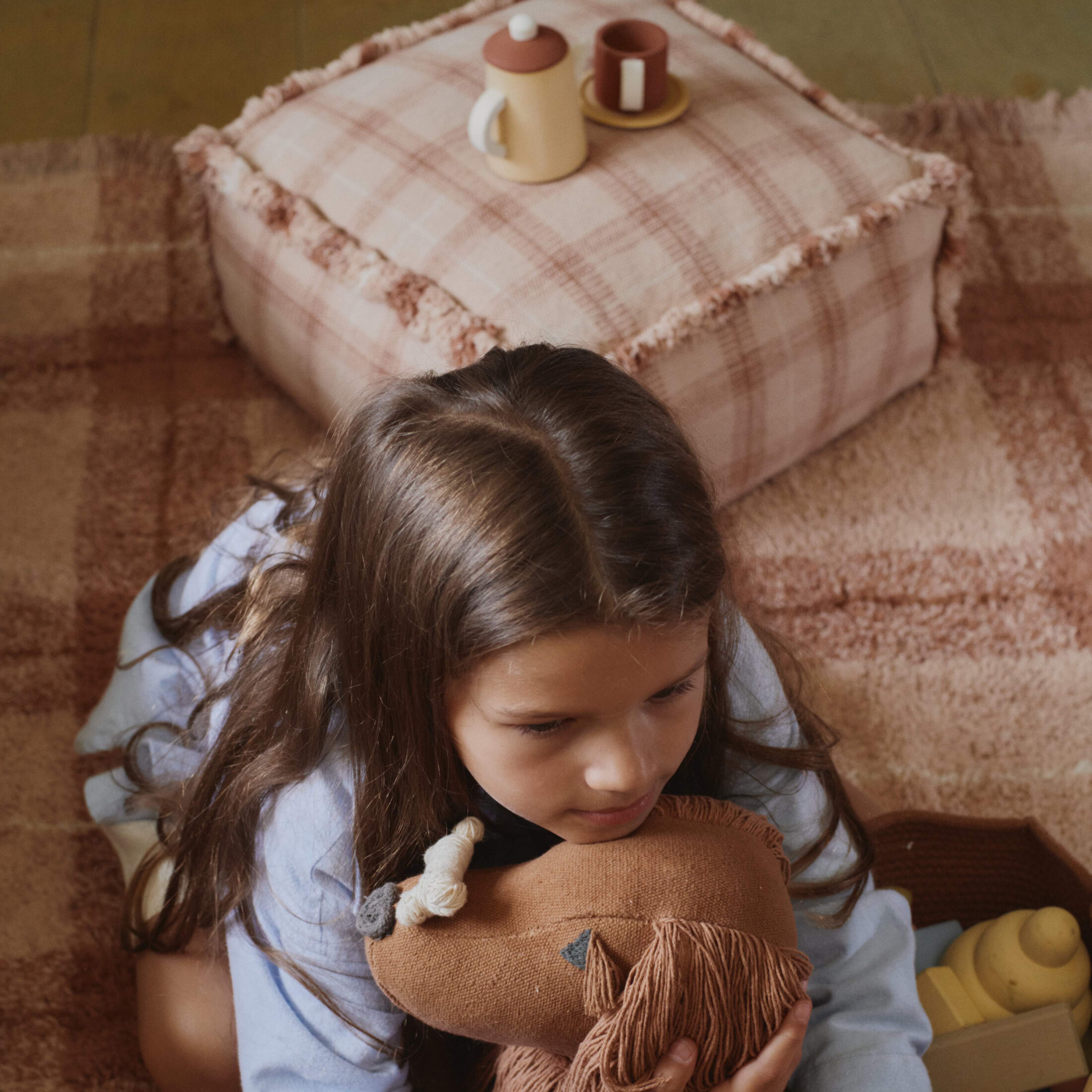 Handvävd Puff, från LORENA CANALS, i färgen ros, kastanj, naturlig. Klicka för att öppna bilden i stort format