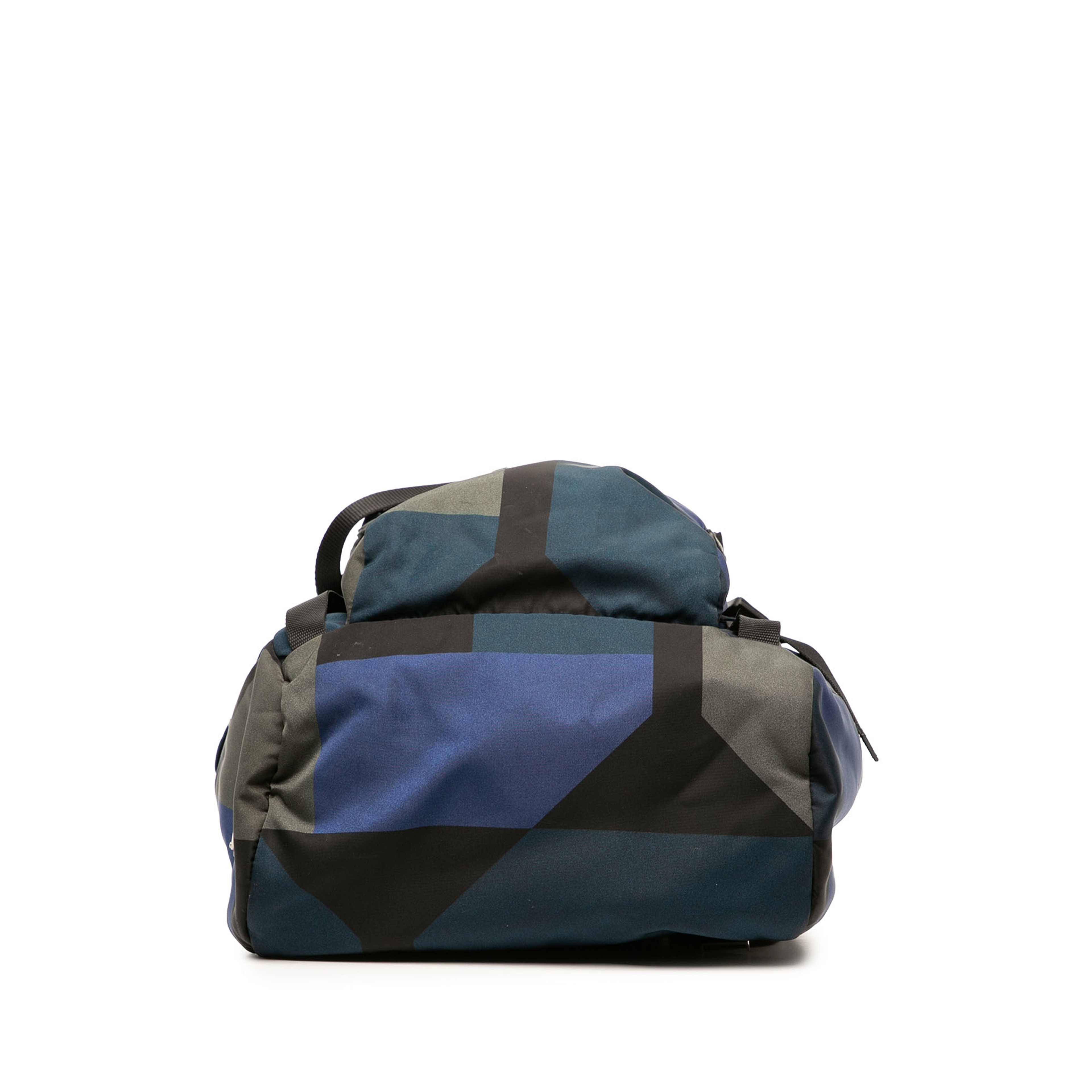Prada Tessuto Geometric Backpack, från Luxclusif, i färgen svart. Klicka för att öppna bilden i stort format