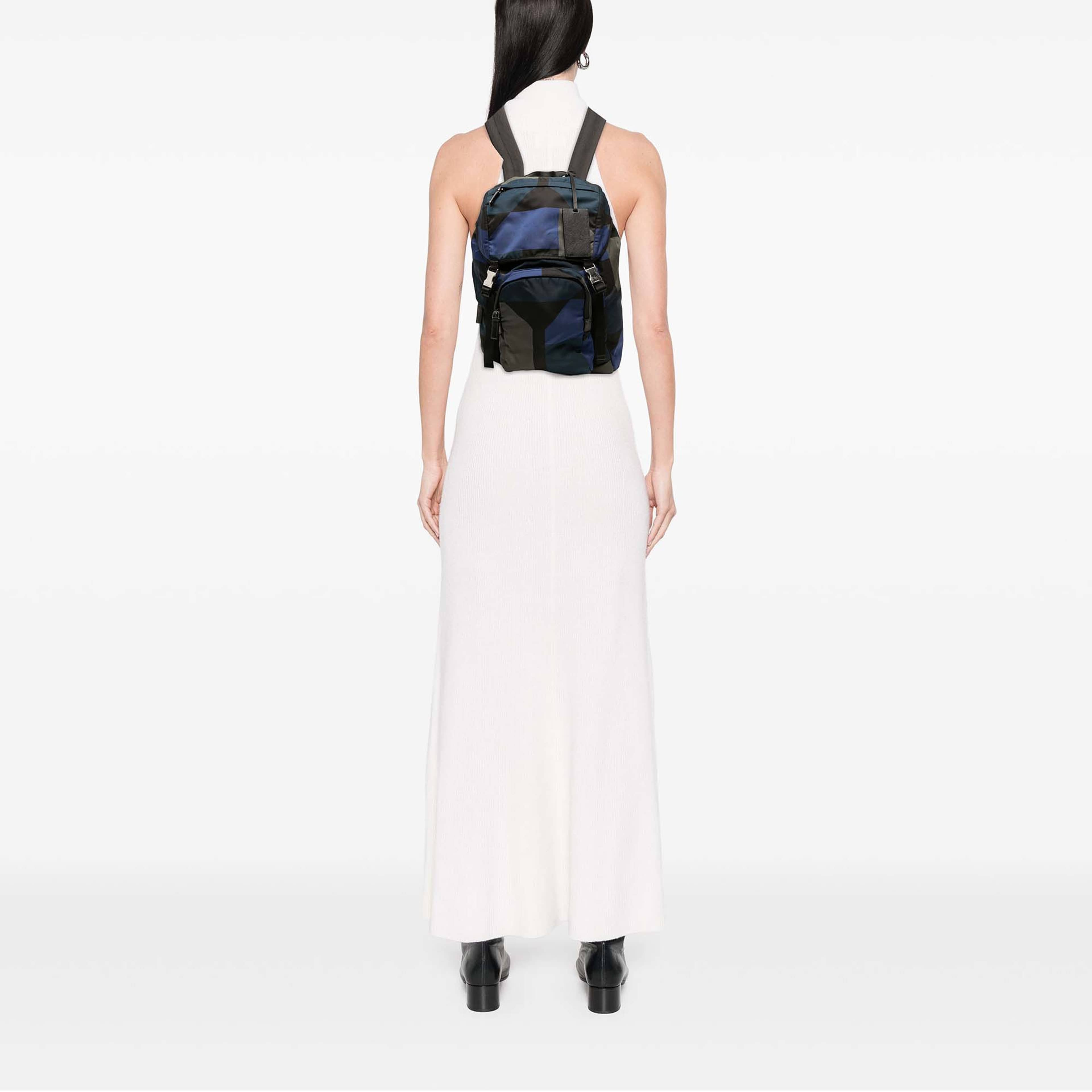 Prada Tessuto Geometric Backpack, från Luxclusif, i färgen svart. Klicka för att öppna bilden i stort format