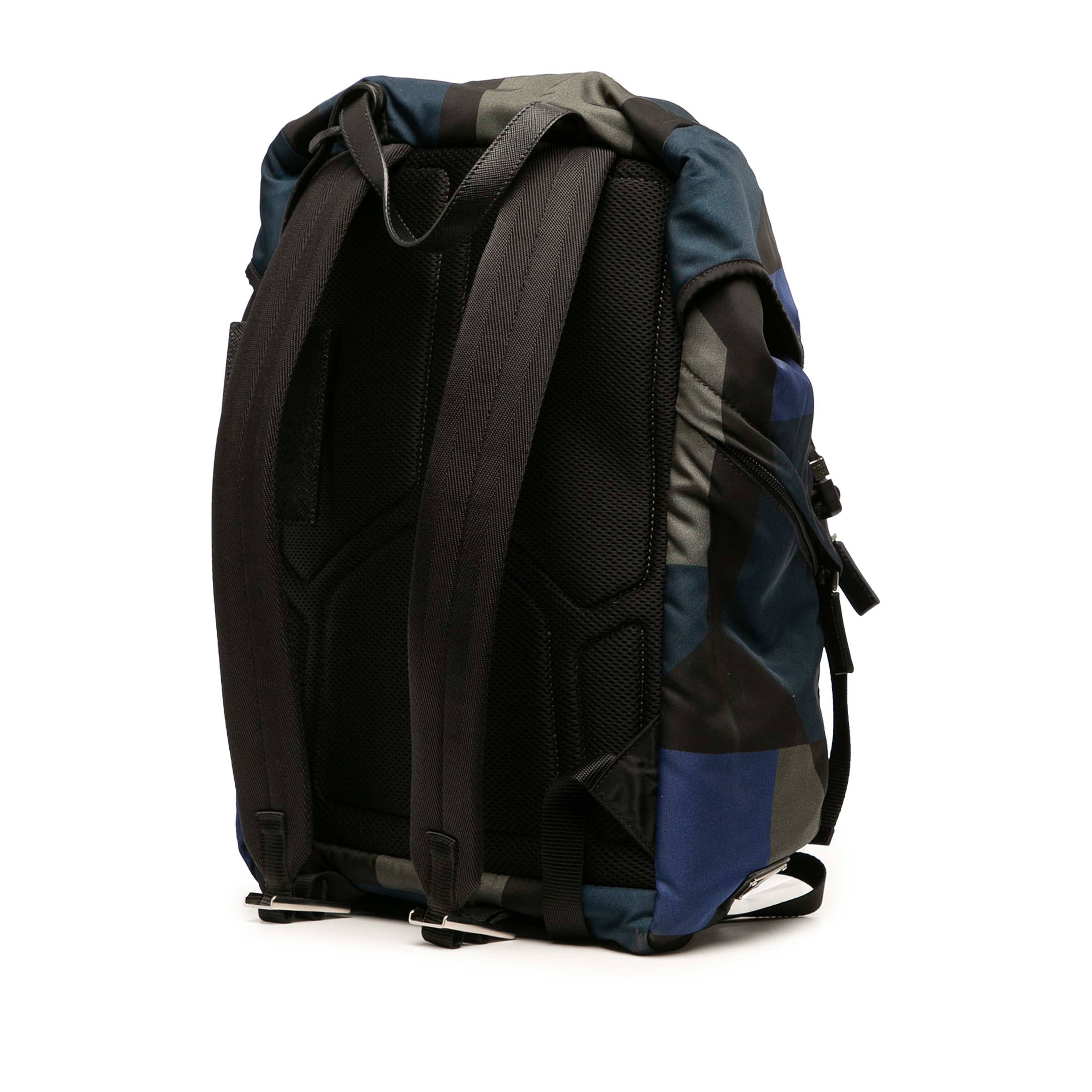 Prada Tessuto Geometric Backpack, från Luxclusif, i färgen svart. Klicka för att öppna bilden i stort format