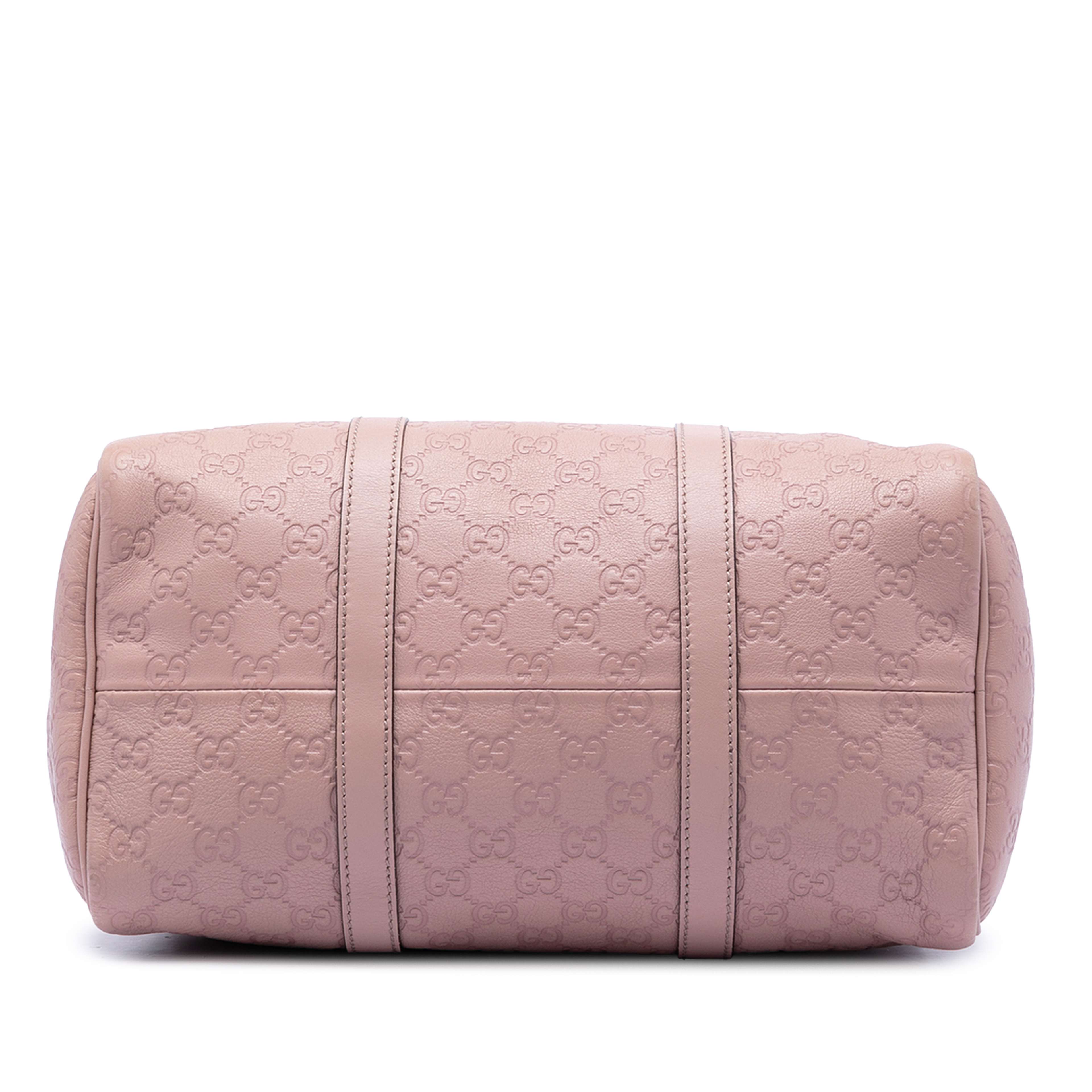 Gucci Medium Guccissima Joy Boston Bag, från Luxclusif, i färgen light pink. Klicka för att öppna bilden i stort format