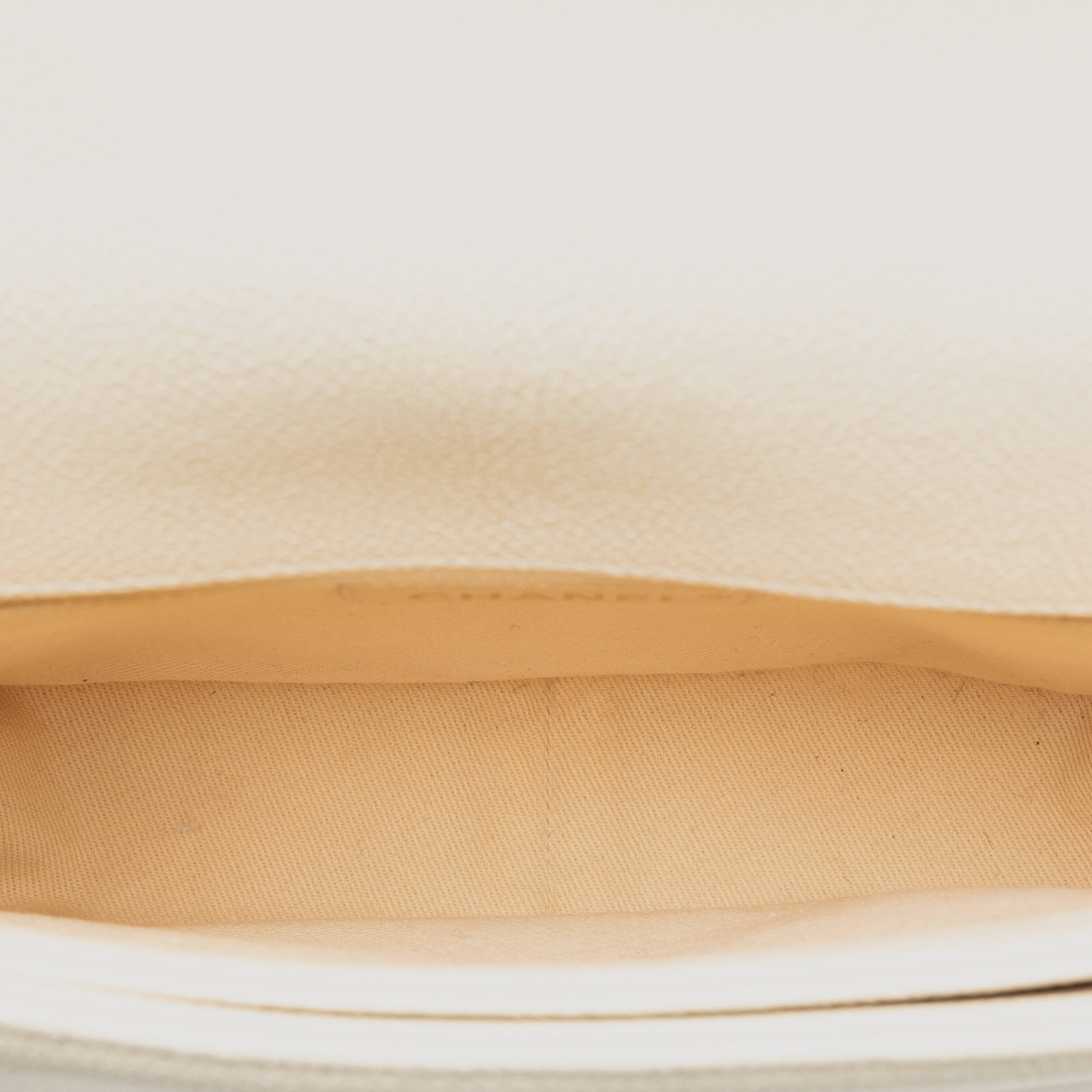 Chanel Medium Caviar Paris Cuba Thread Around Flap, från Luxclusif, i färgen light beige. Klicka för att öppna bilden i stort format