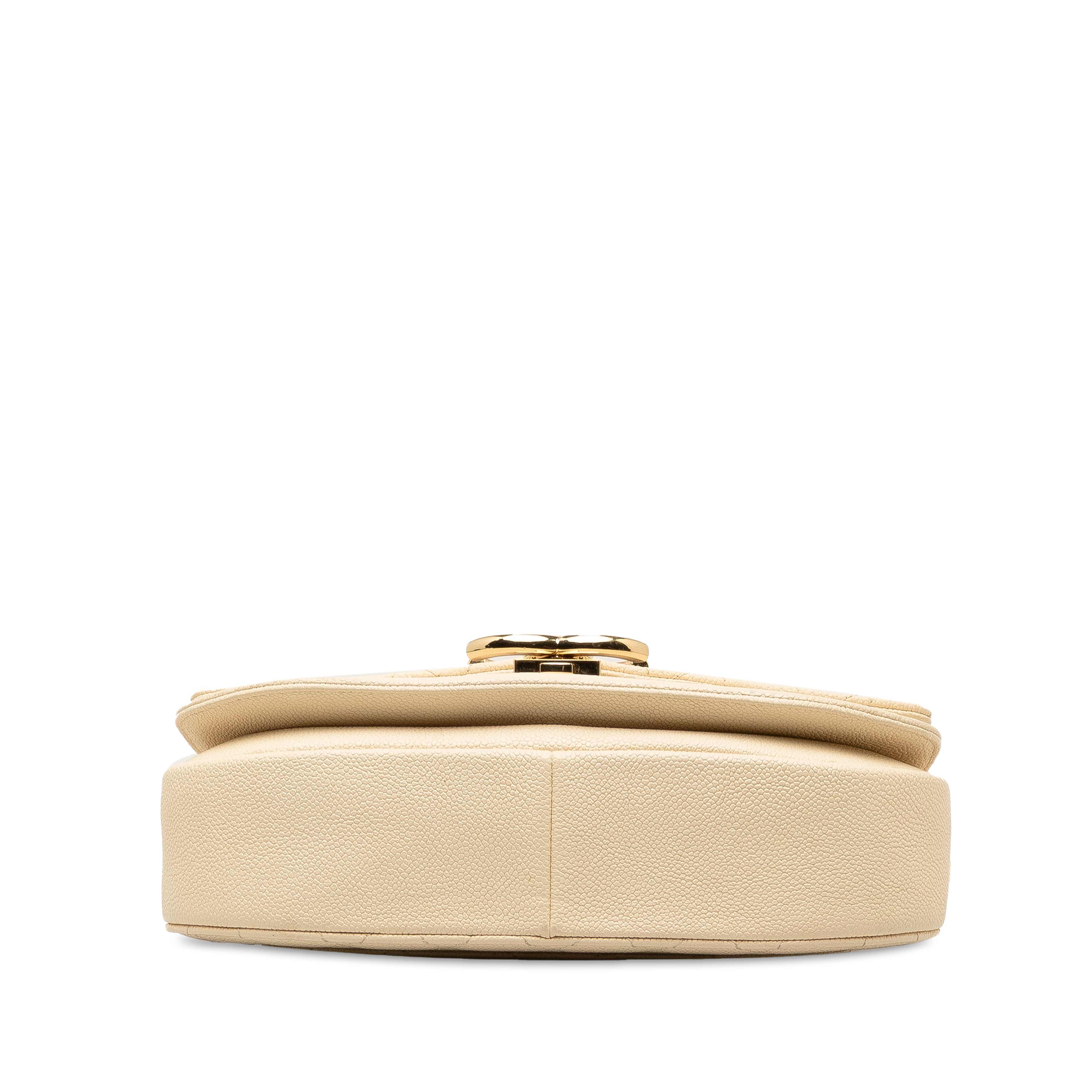 Chanel Medium Caviar Paris Cuba Thread Around Flap, från Luxclusif, i färgen light beige. Klicka för att öppna bilden i stort format