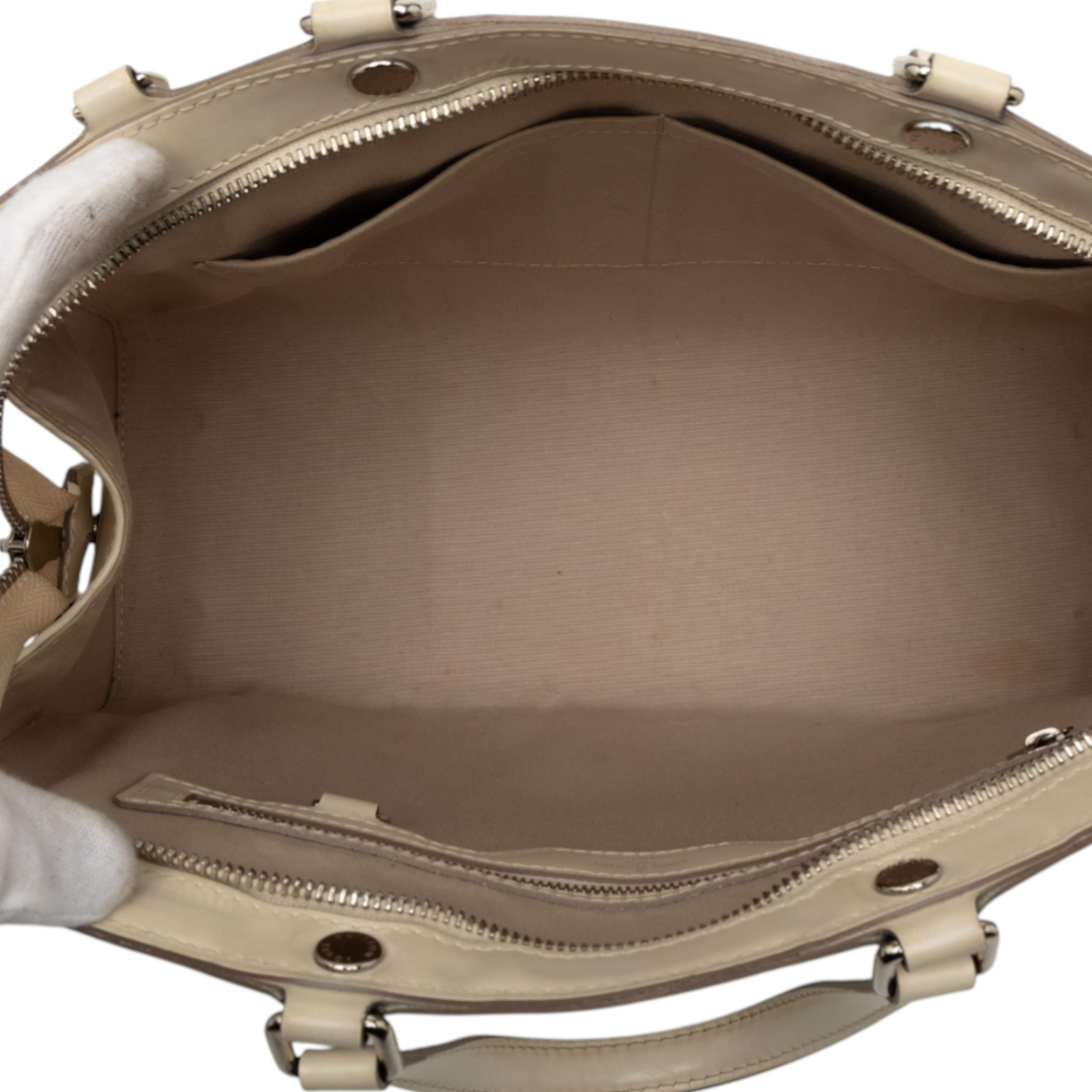 Louis Vuitton Epi Brea Mm, från Luxclusif, i färgen light beige. Klicka för att öppna bilden i stort format