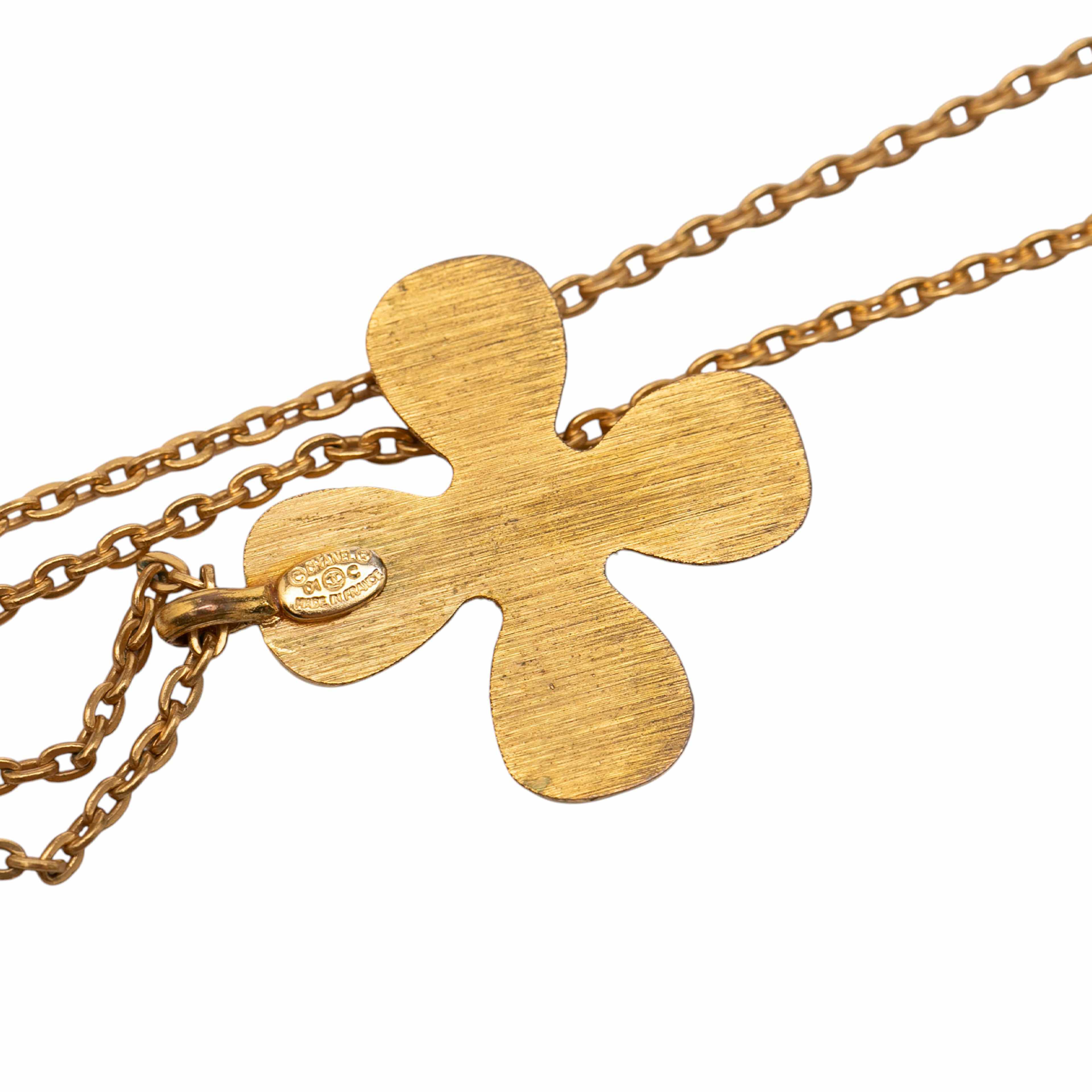 Chanel Gold Plated Cc Crystal Clover Pendant Necklace, från Luxclusif, i färgen gold. Klicka för att öppna bilden i stort format