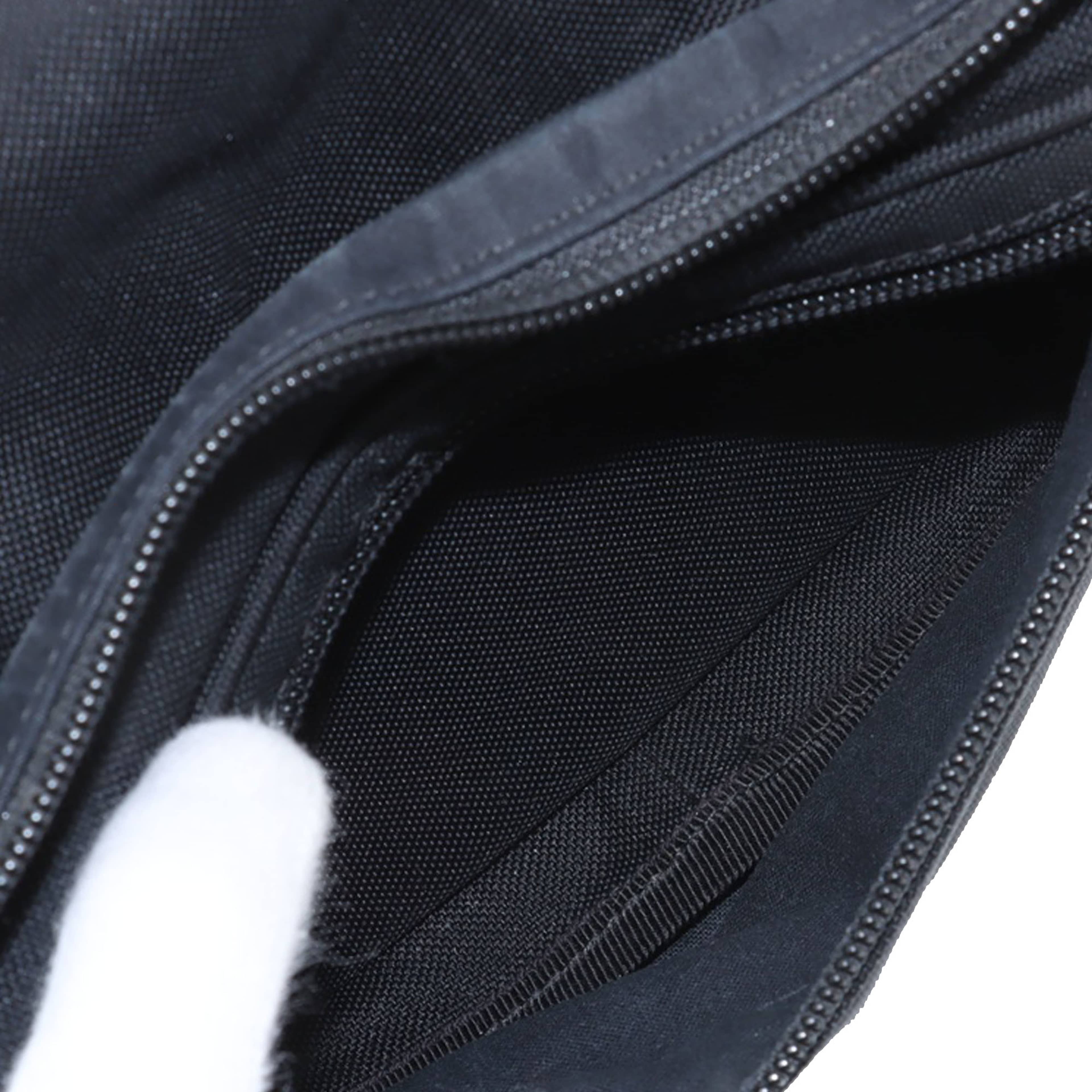 Balenciaga Nylon Explorer Belt Bag, från Luxclusif, i färgen black. Klicka för att öppna bilden i stort format