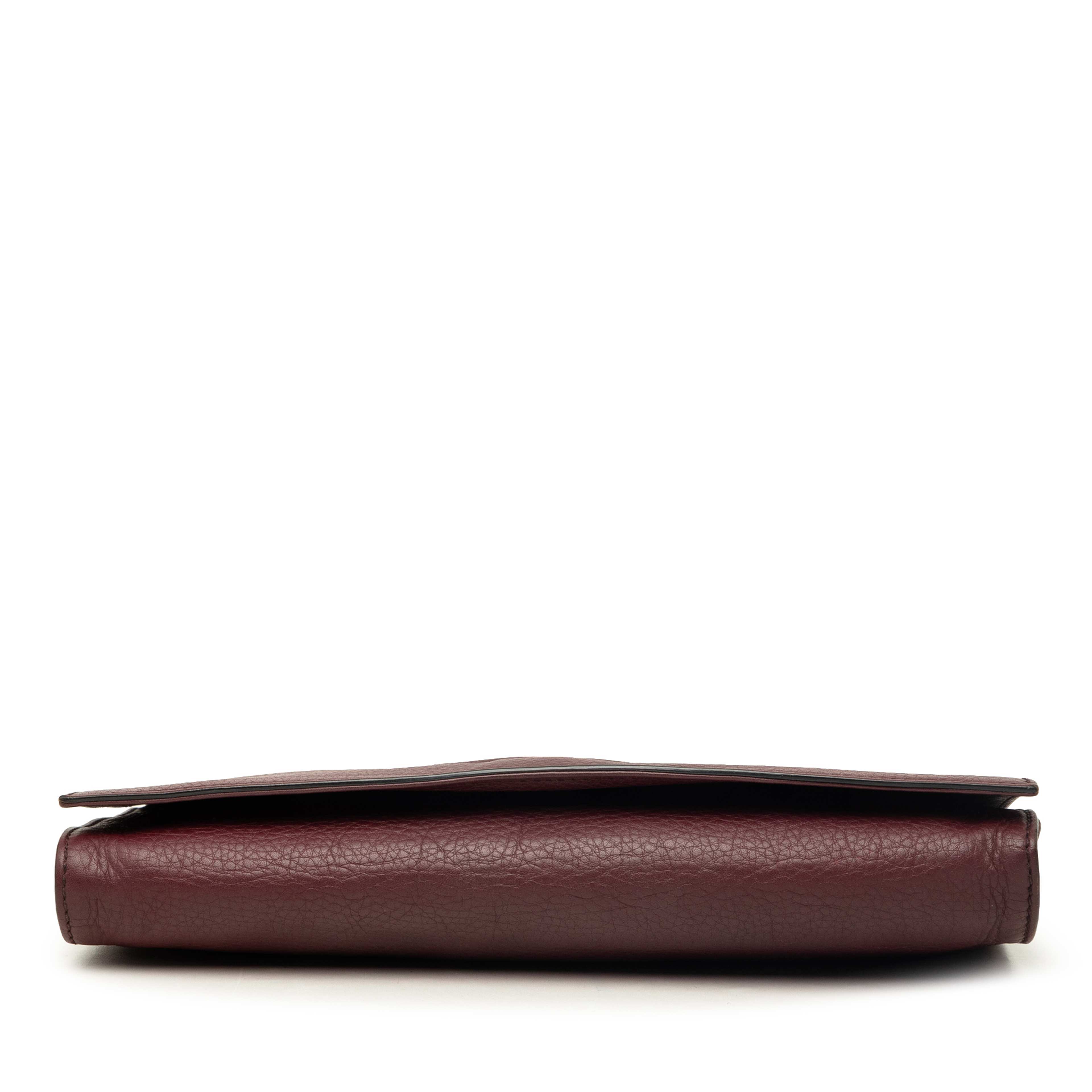 Gucci Calfskin Soho Disco Clutch, från Luxclusif, i färgen röd. Klicka för att öppna bilden i stort format
