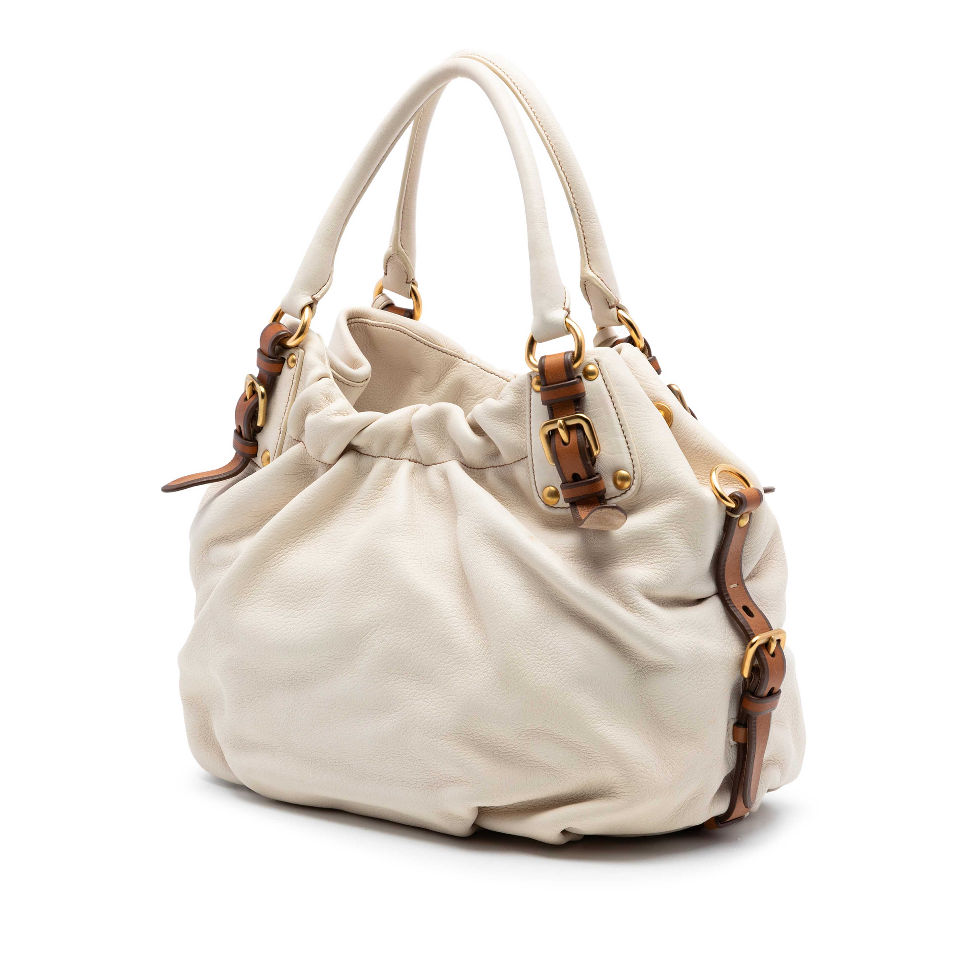 Prada Cervo Deerskin Antik Shoulder Bag, från Luxclusif, i färgen white. Klicka för att öppna bilden i stort format