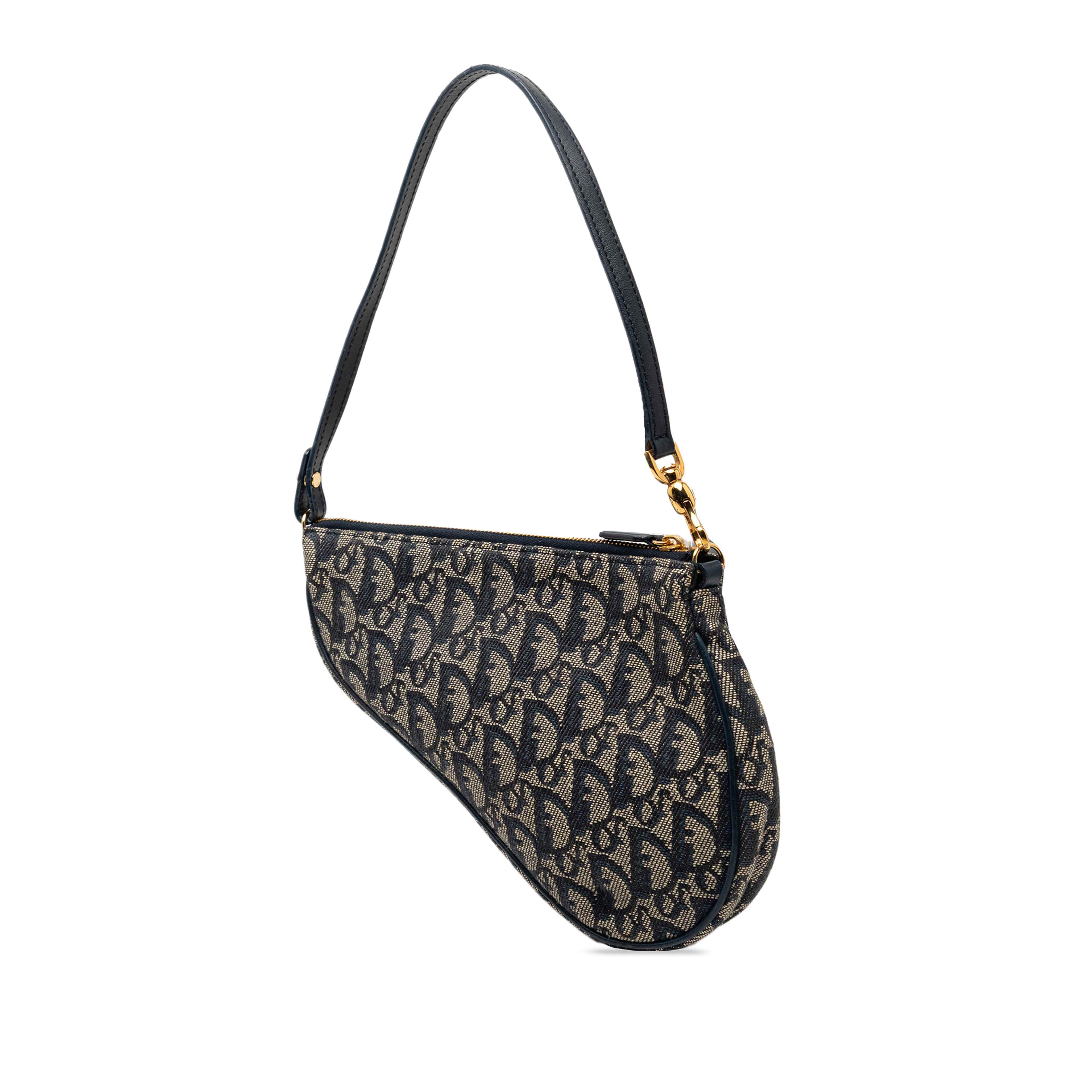 Dior Mini Diorissimo Canvas Saddle Pochette, från Luxclusif, i färgen navy. Klicka för att öppna bilden i stort format