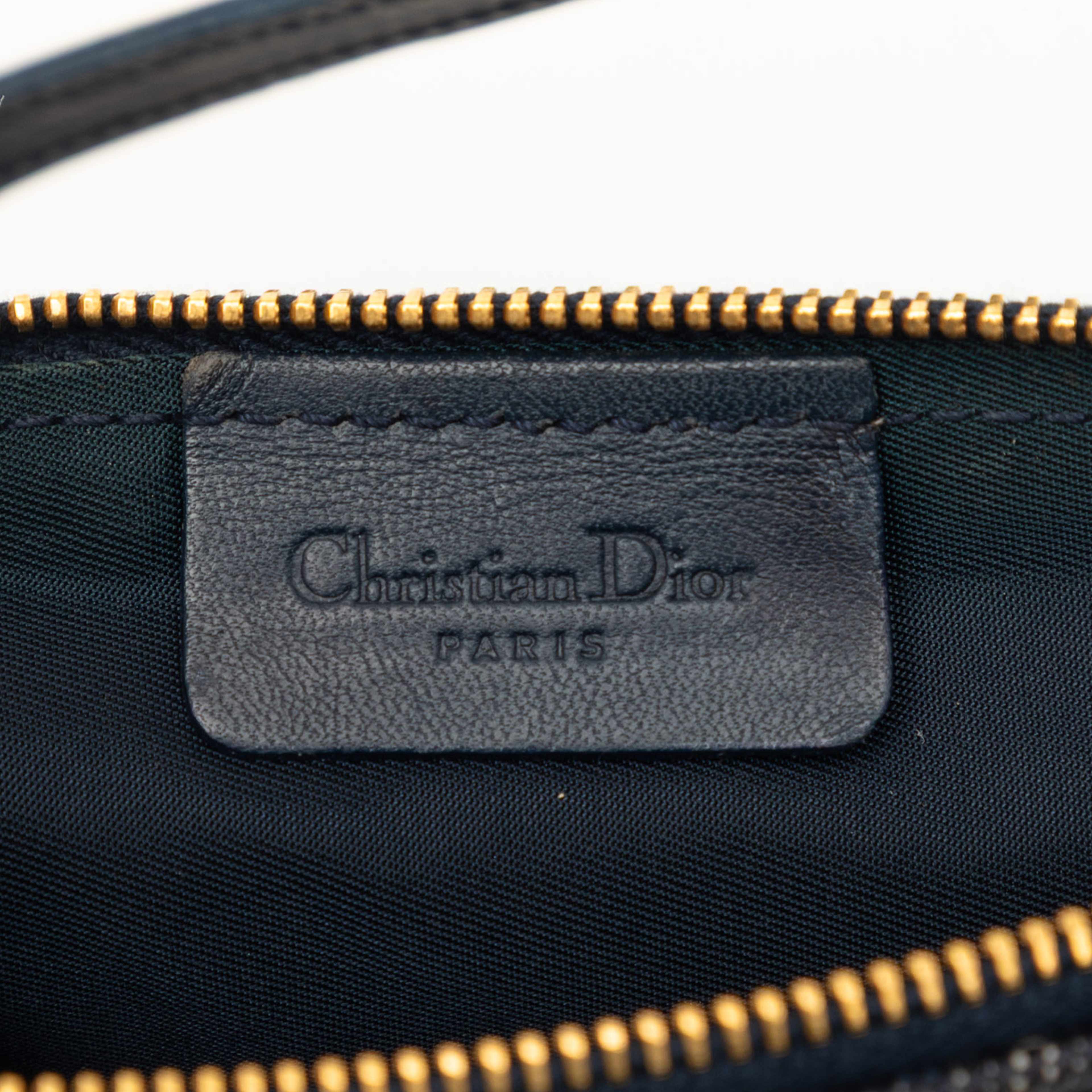 Dior Mini Diorissimo Canvas Saddle Pochette, från Luxclusif, i färgen navy. Klicka för att öppna bilden i stort format