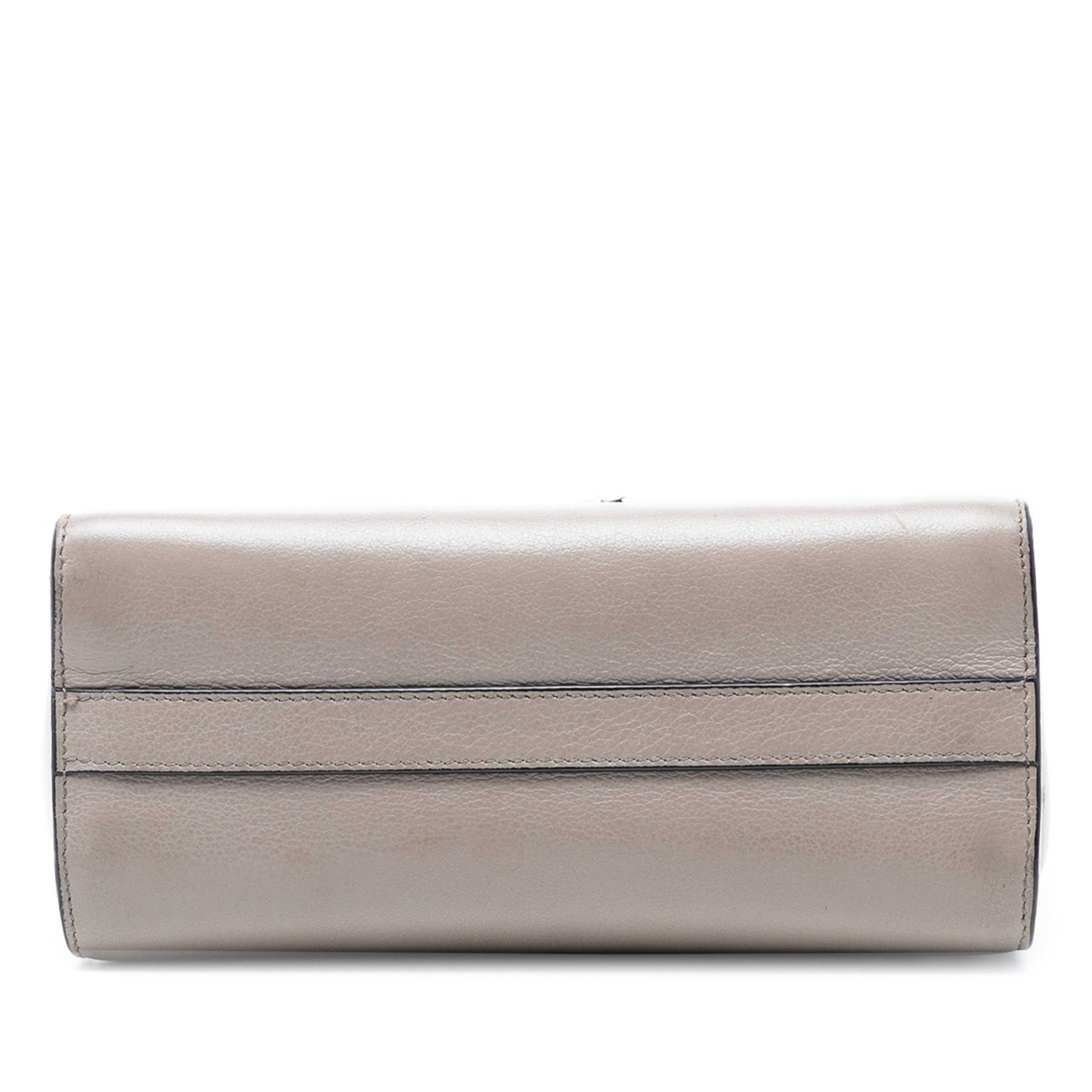 Prada Studded Glace Calf Sound Lock Crossbody, från Luxclusif, i färgen grå. Klicka för att öppna bilden i stort format