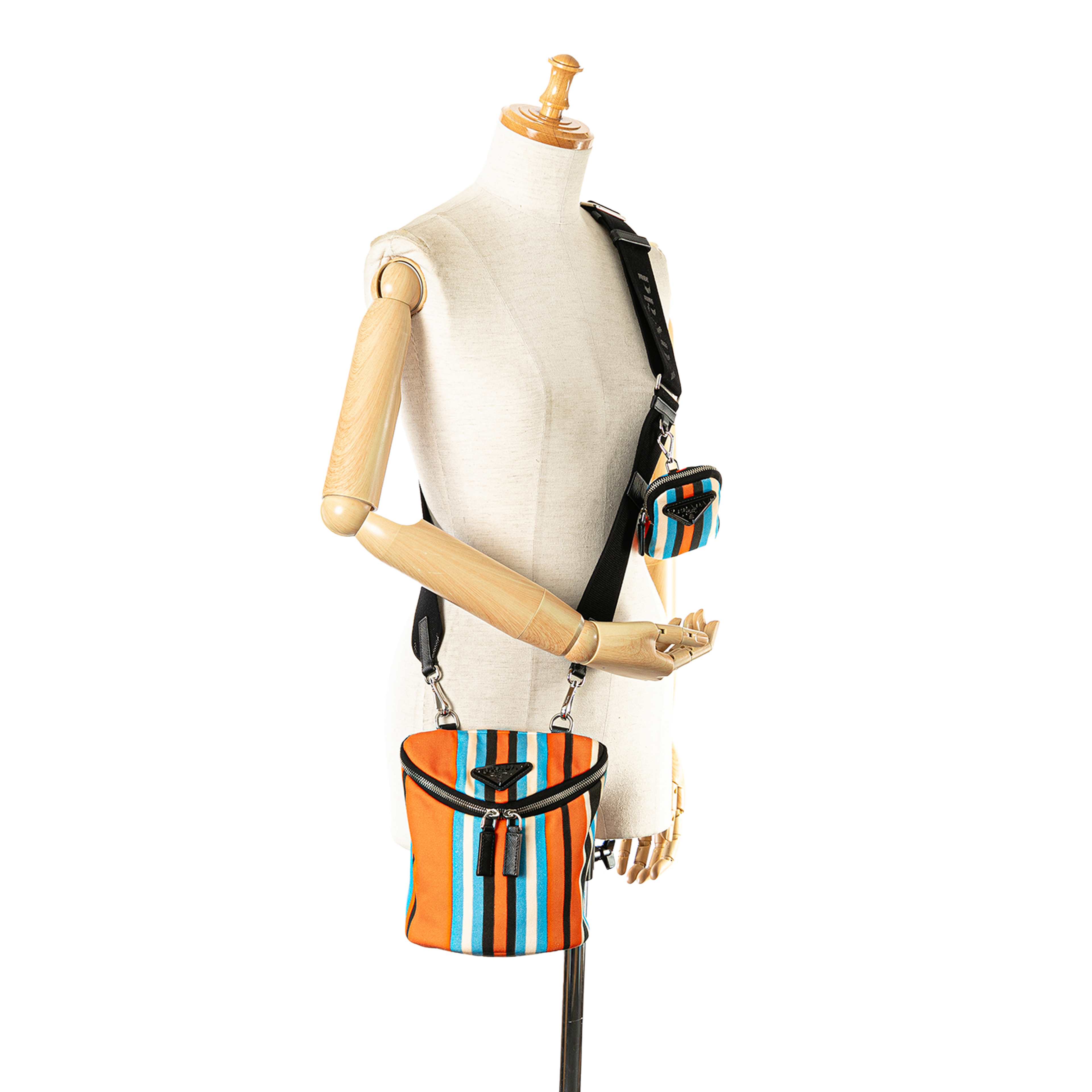 Prada Canvas Canapa Baiadera Crossbody, från Luxclusif, i färgen orange. Klicka för att öppna bilden i stort format