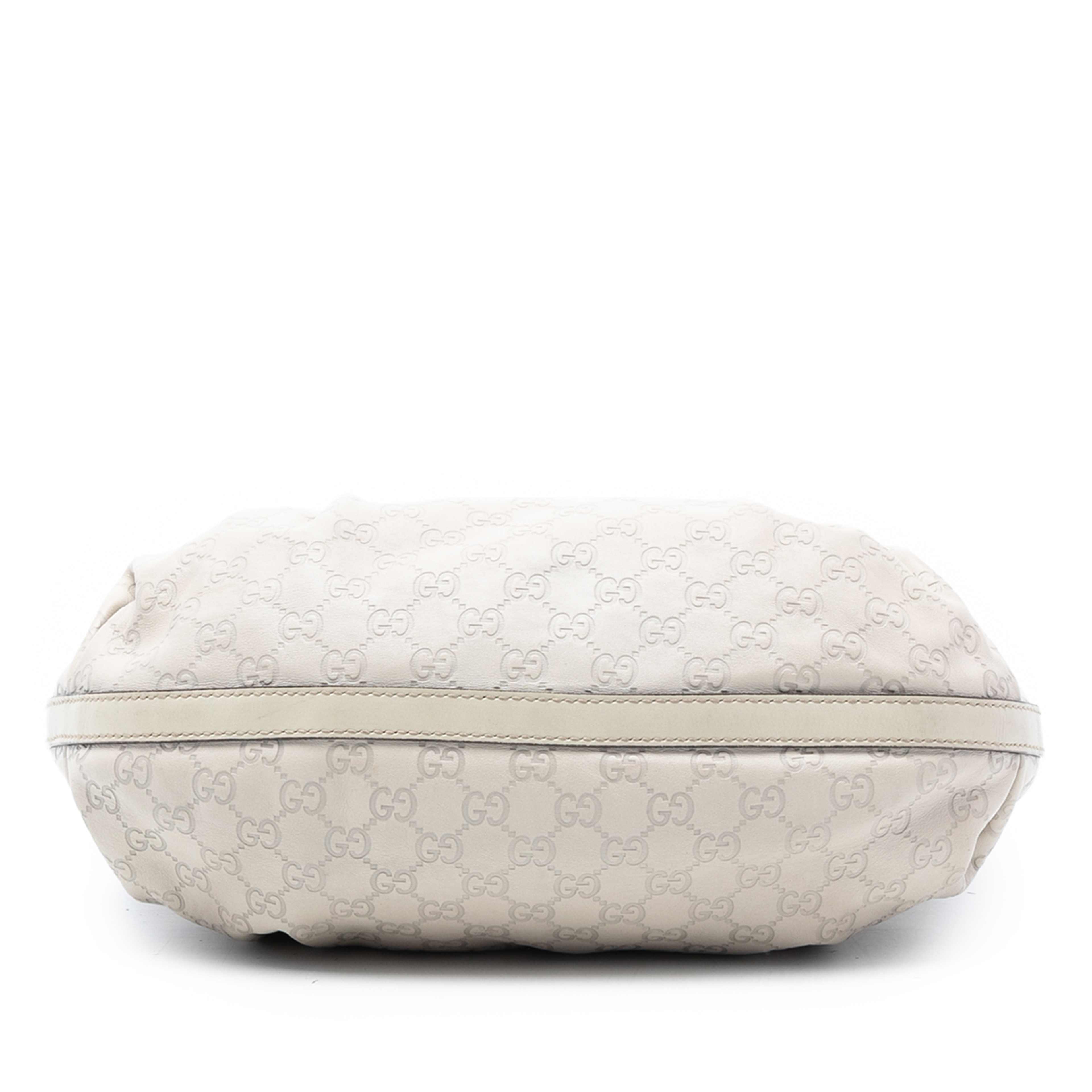 Gucci Guccissima Scarlett Tote, från Luxclusif, i färgen white. Klicka för att öppna bilden i stort format