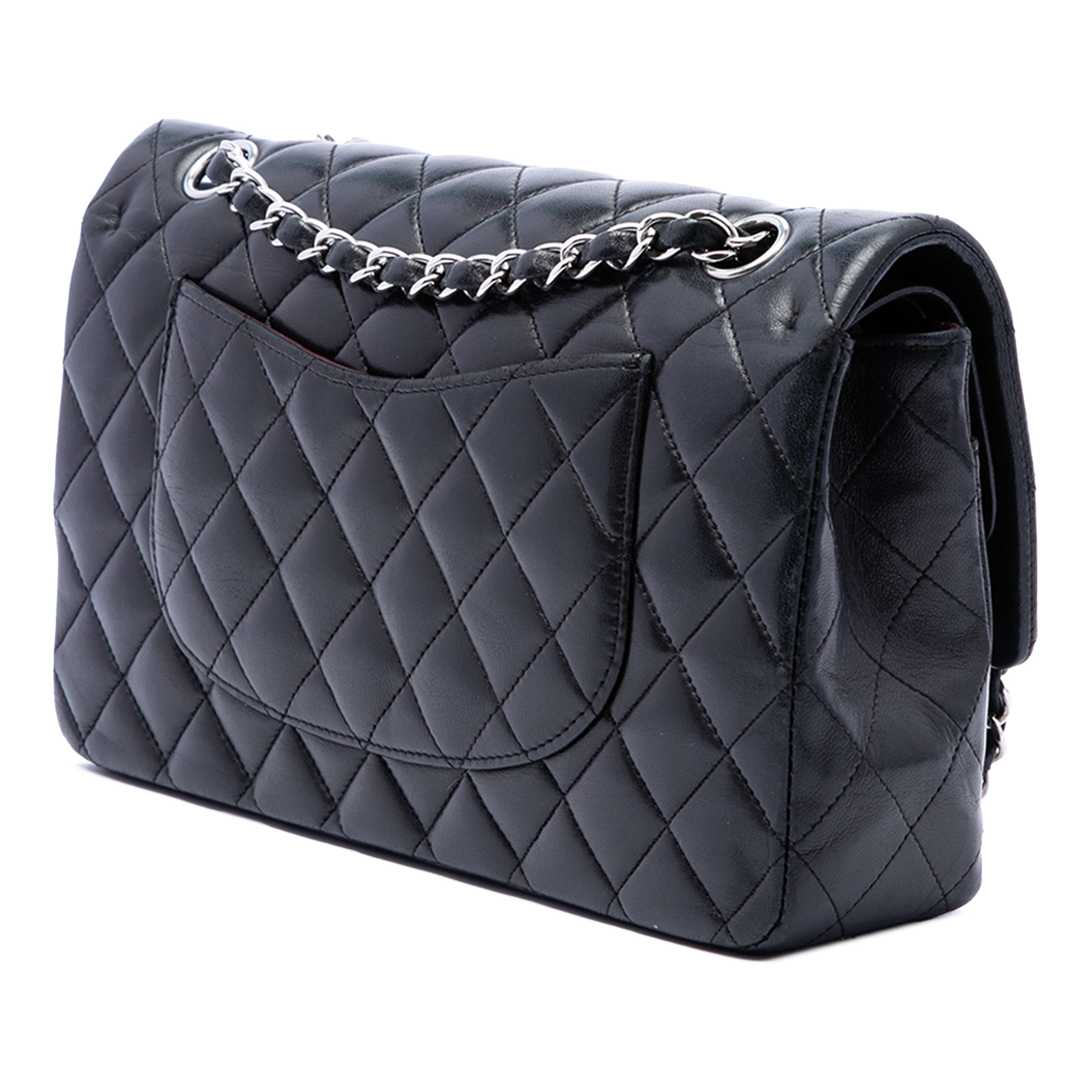 Chanel Medium Classic Lambskin Double Flap, från Luxclusif, i färgen svart. Klicka för att öppna bilden i stort format