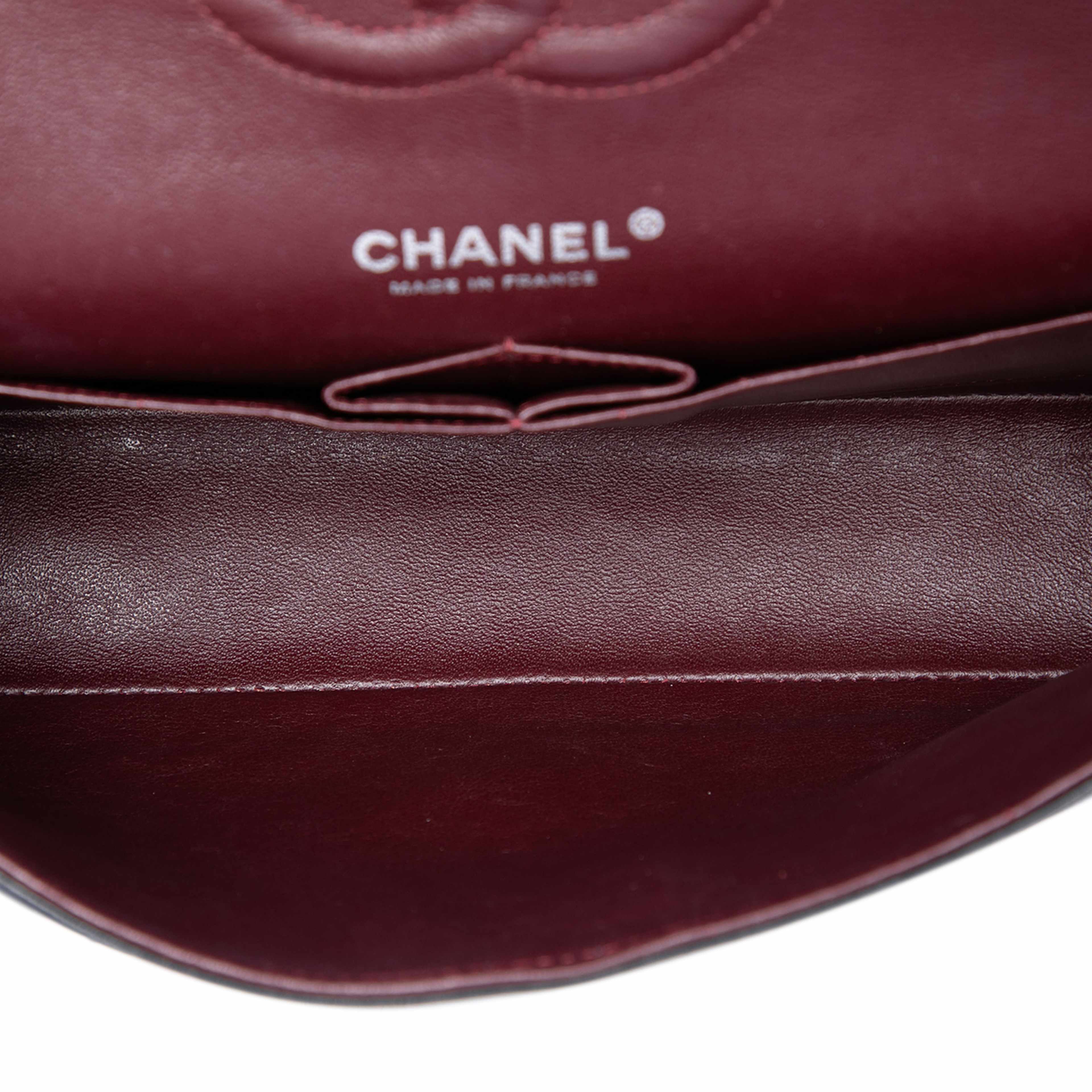 Chanel Medium Classic Lambskin Double Flap, från Luxclusif, i färgen svart. Klicka för att öppna bilden i stort format
