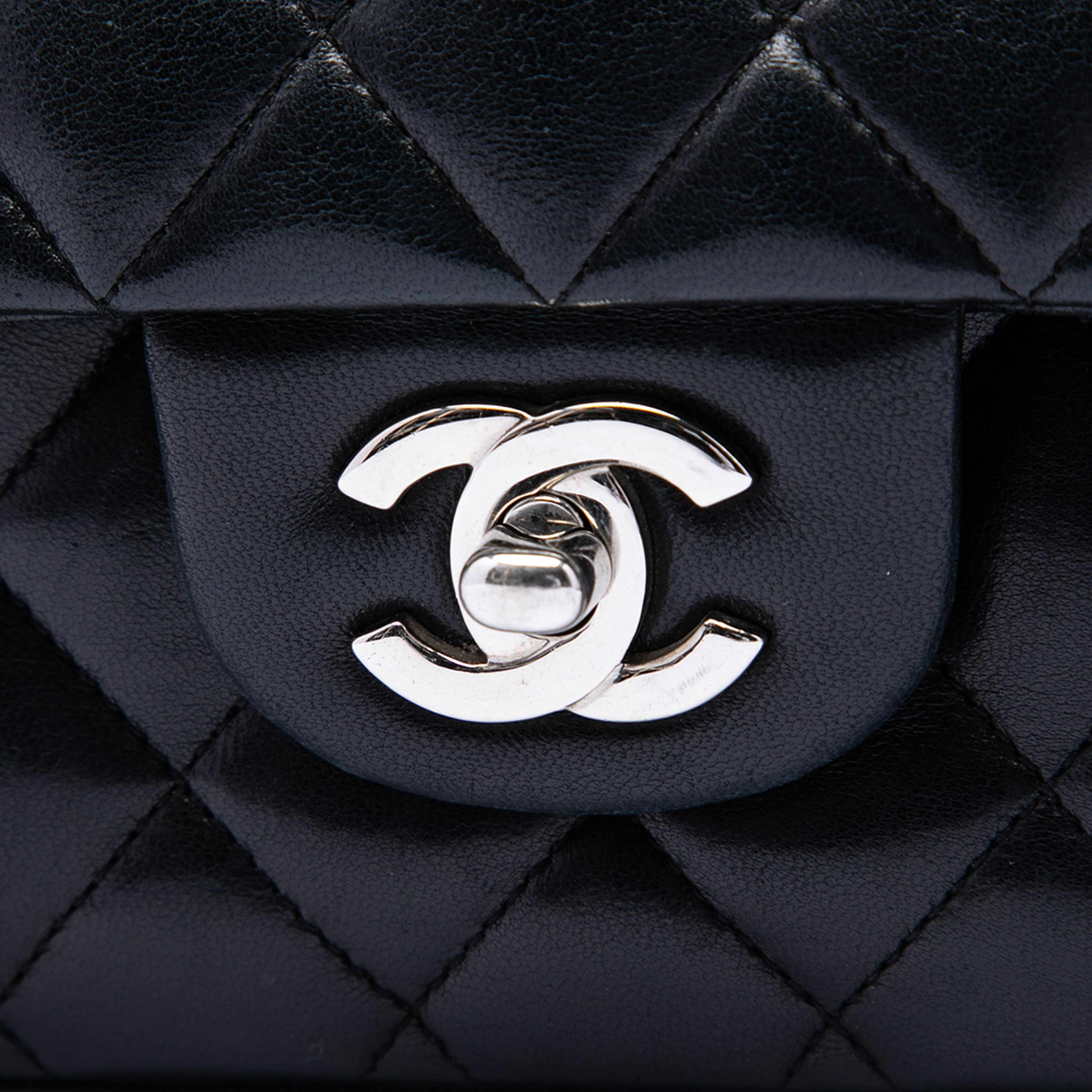 Chanel Medium Classic Lambskin Double Flap, från Luxclusif, i färgen svart. Klicka för att öppna bilden i stort format
