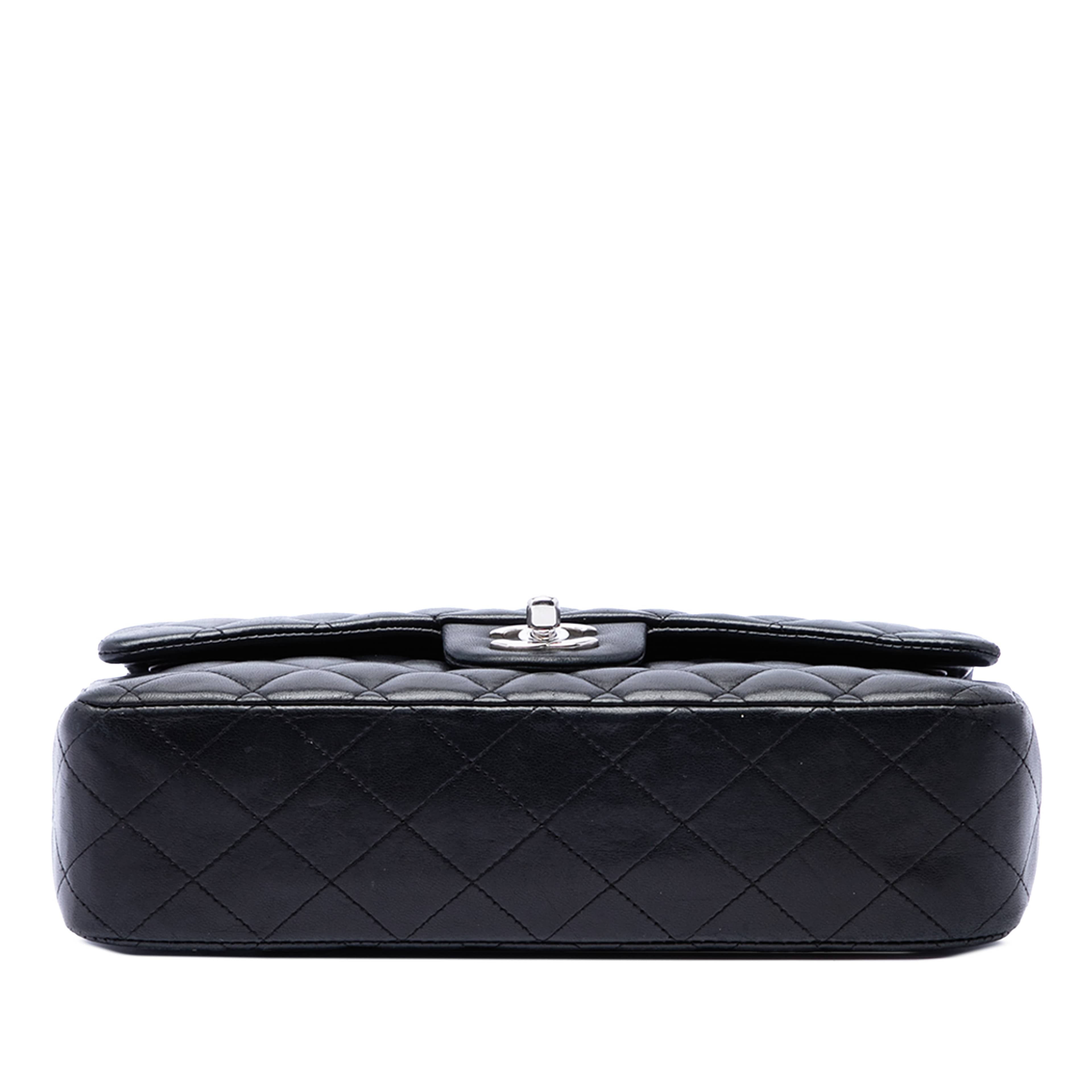 Chanel Medium Classic Lambskin Double Flap, från Luxclusif, i färgen svart. Klicka för att öppna bilden i stort format