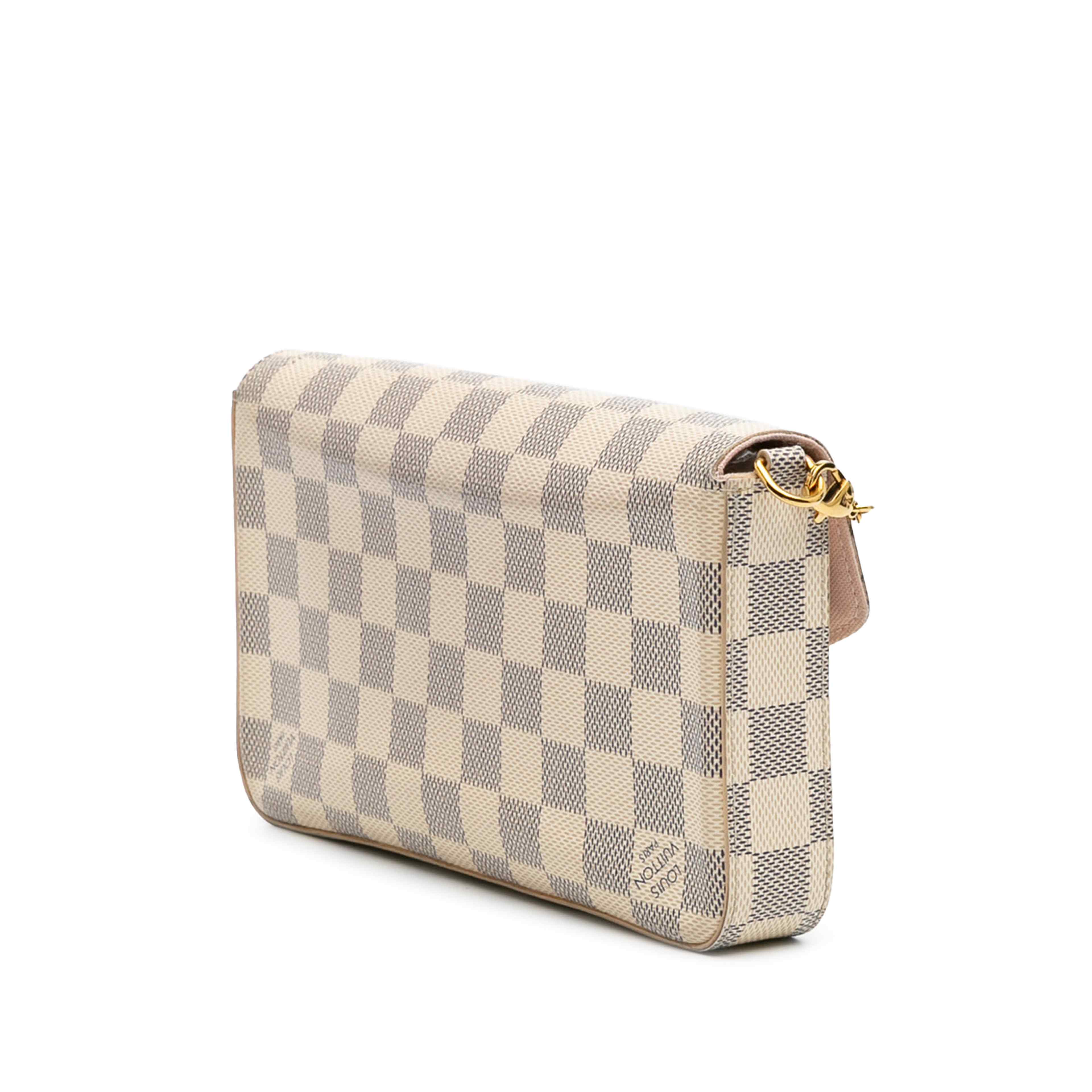 Louis Vuitton Damier Azur Pochette Felicie, från Luxclusif, i färgen white. Klicka för att öppna bilden i stort format