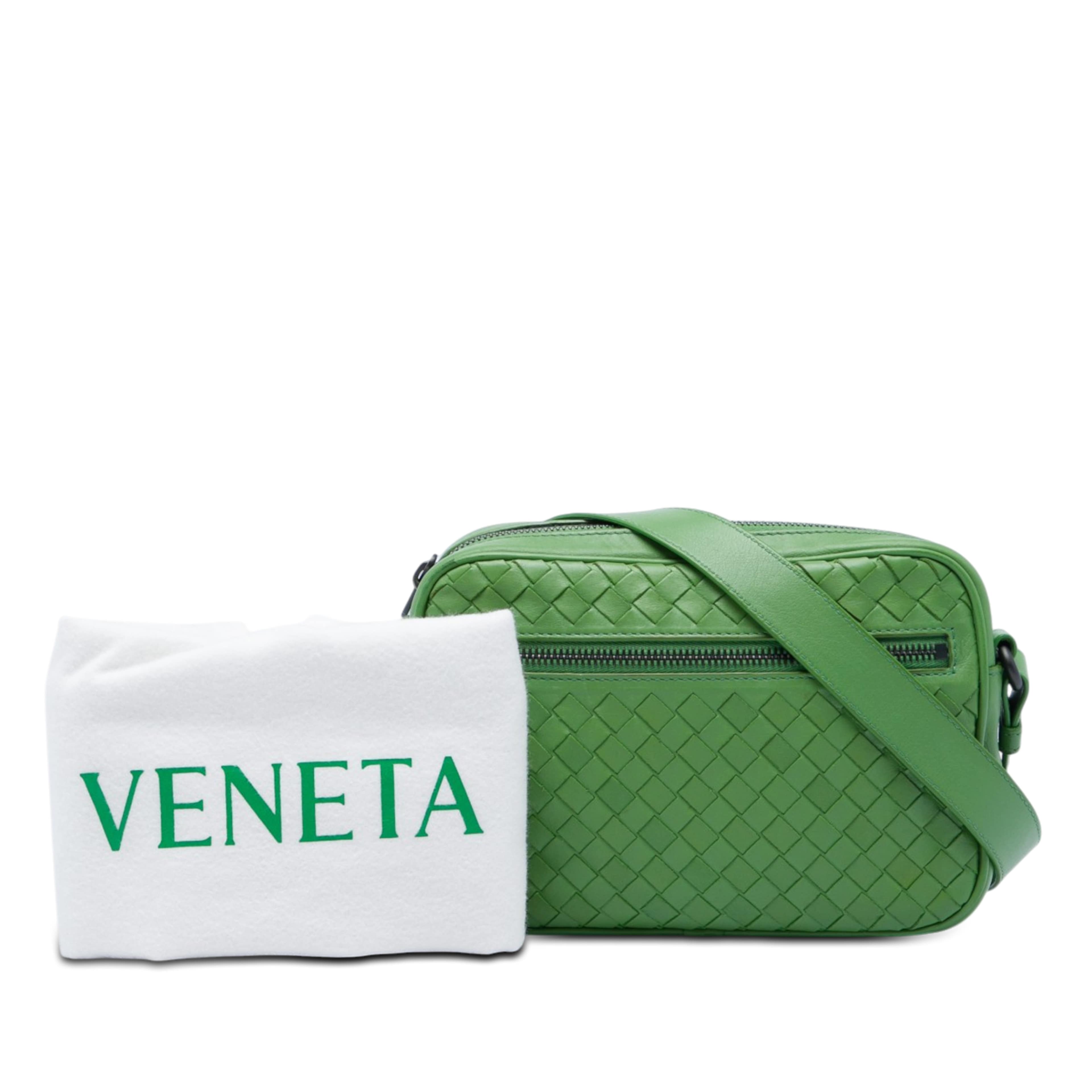 Bottega Veneta Nappa Intrecciato Camera Bag, från Luxclusif, i färgen grön. Klicka för att öppna bilden i stort format