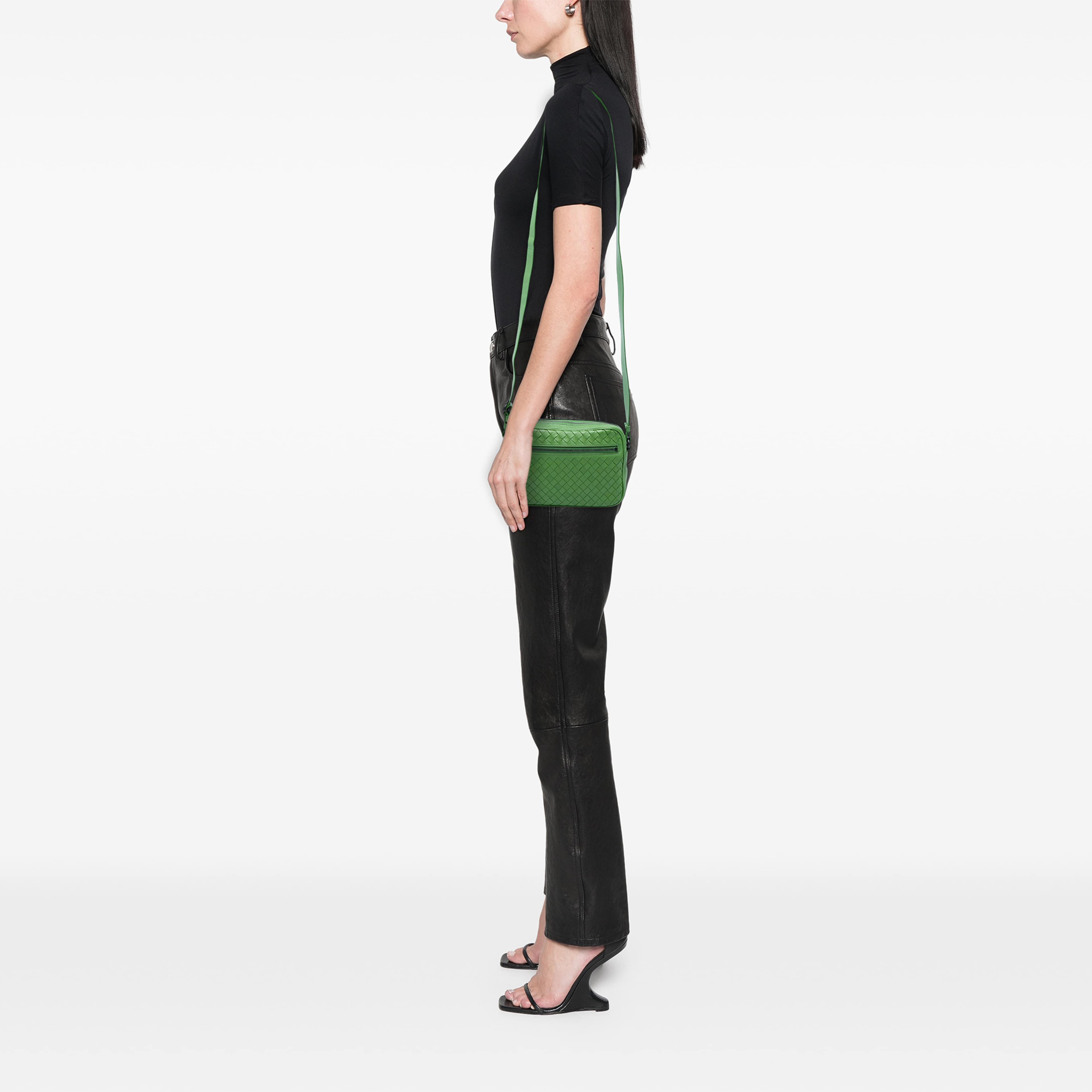 Bottega Veneta Nappa Intrecciato Camera Bag, från Luxclusif, i färgen grön. Klicka för att öppna bilden i stort format